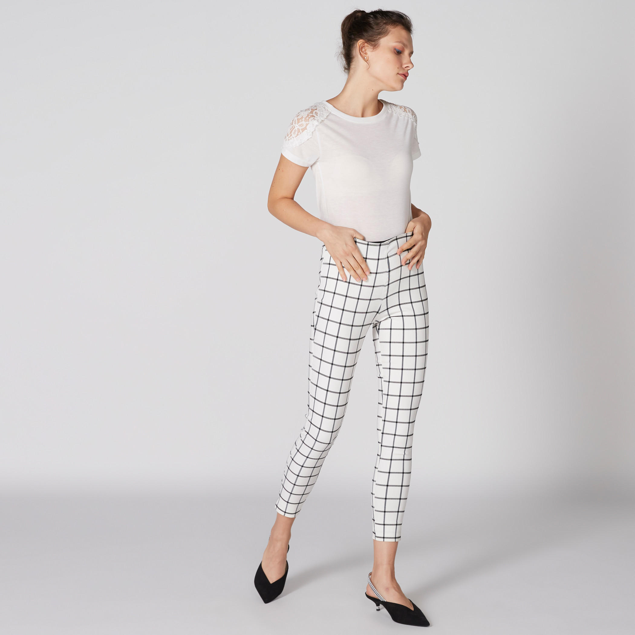 بلوزة بياقة مستديرة وأكمام قصيرة وتفاصيل دانتيل-women-clothing-shirtsandblouses-blouses-image-1