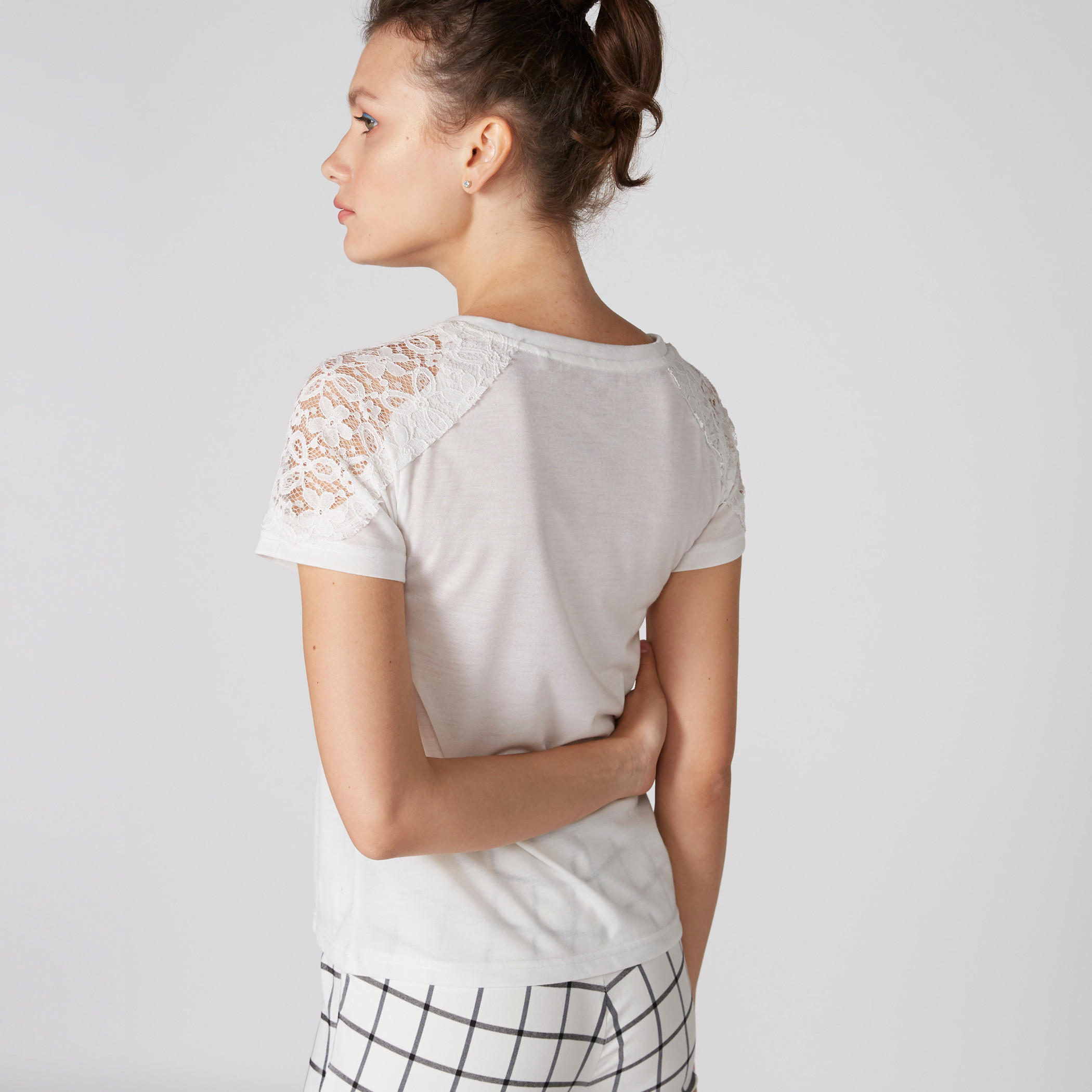 بلوزة بياقة مستديرة وأكمام قصيرة وتفاصيل دانتيل-women-clothing-shirtsandblouses-blouses-image-2