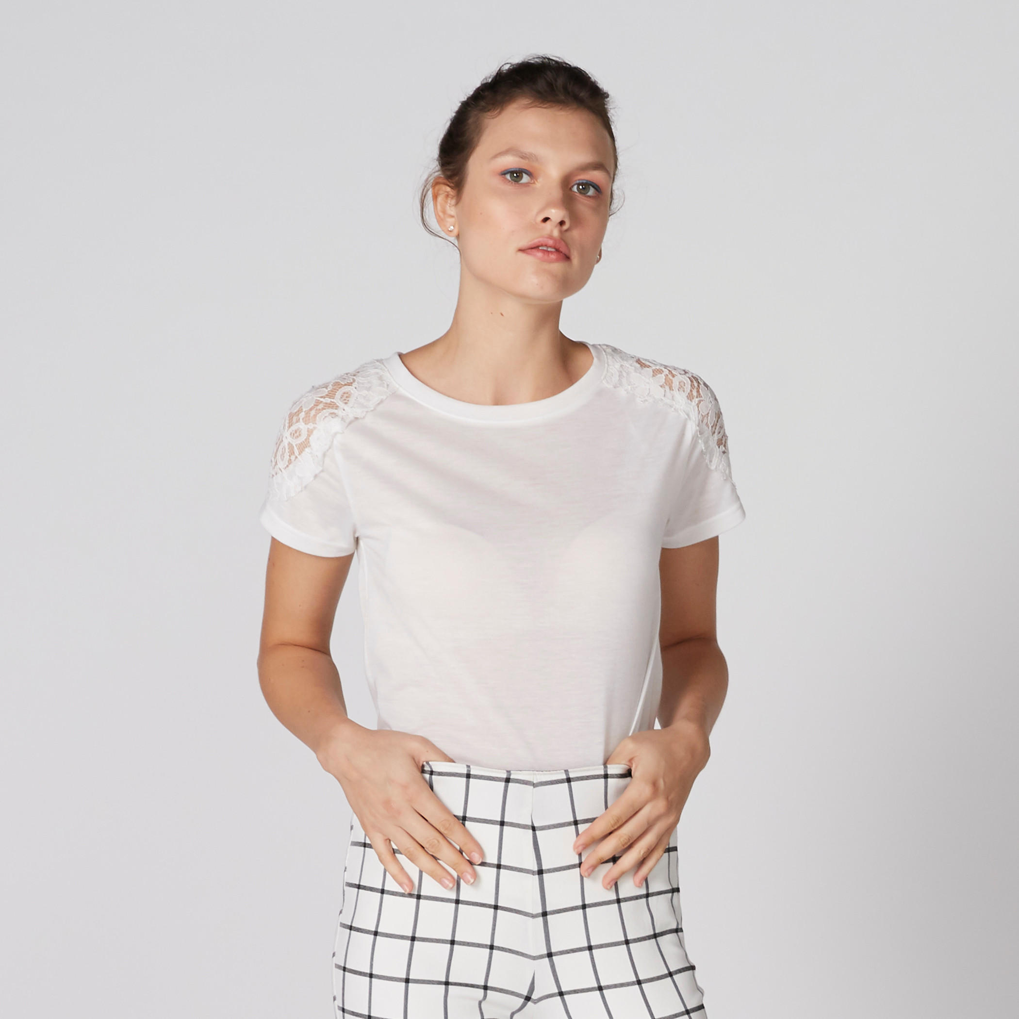 بلوزة بياقة مستديرة وأكمام قصيرة وتفاصيل دانتيل-women-clothing-shirtsandblouses-blouses-image-3