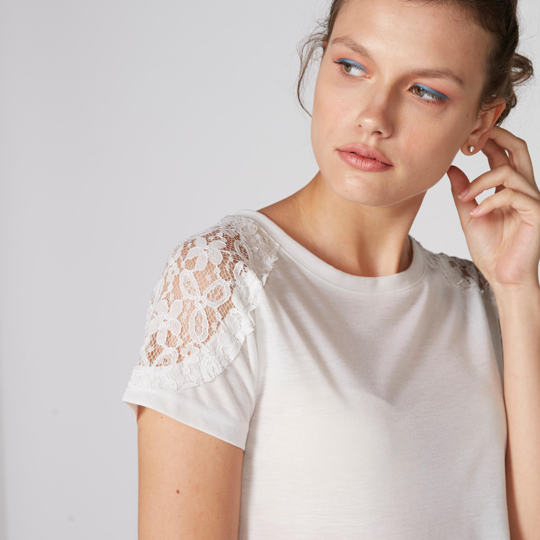 بلوزة بياقة مستديرة وأكمام قصيرة وتفاصيل دانتيل-women-clothing-shirtsandblouses-blouses-image-4