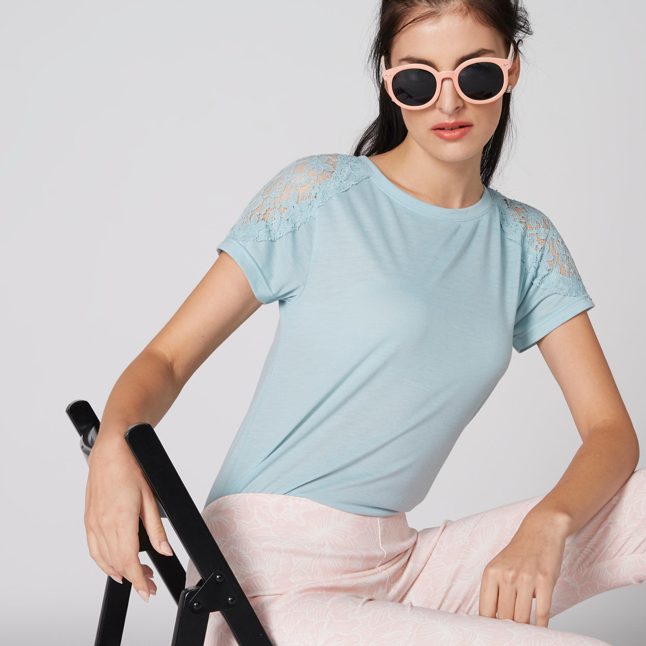 بلوزة بياقة مستديرة وأكمام متصلة وتفاصيل دانتيل-women-clothing-tshirts-image-1