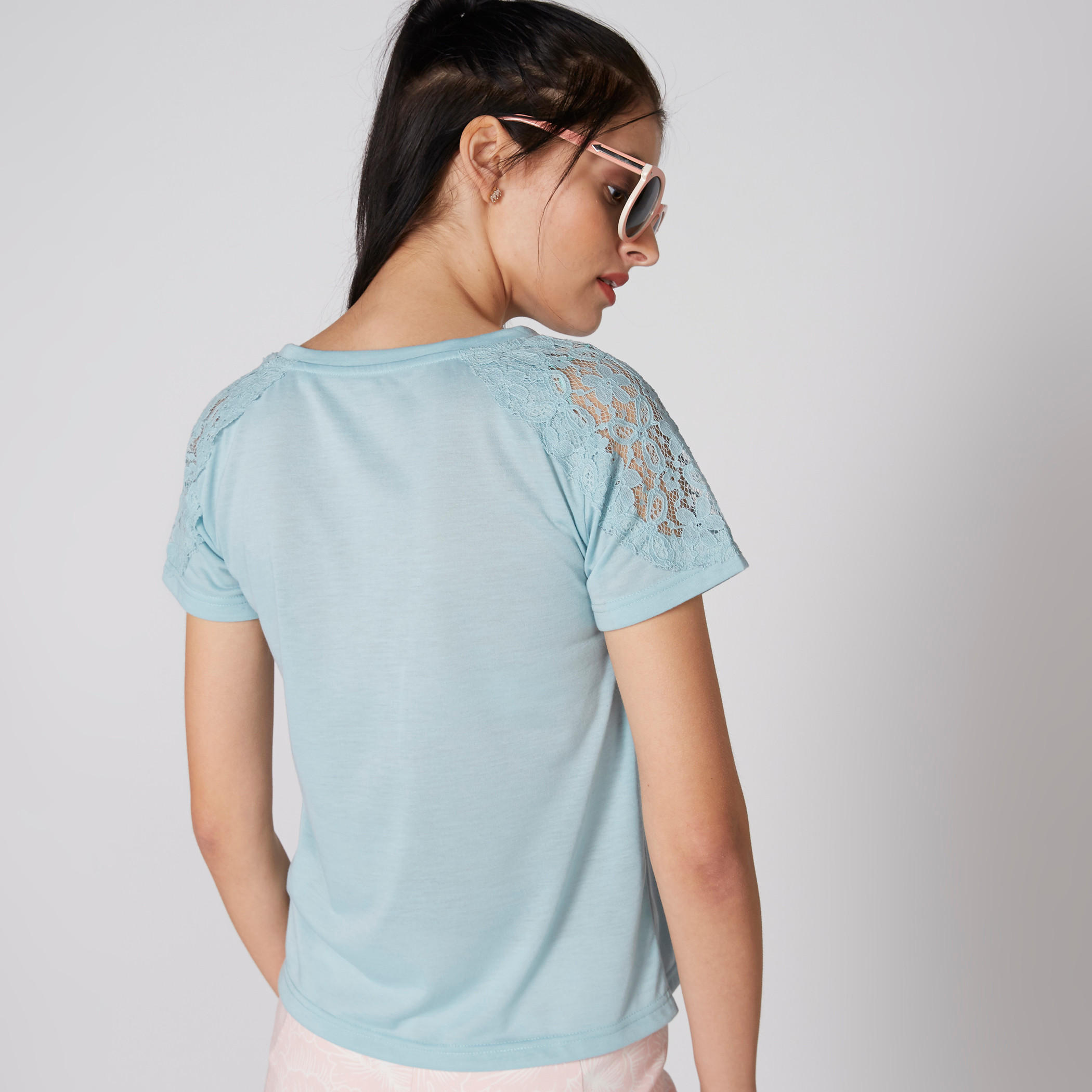 بلوزة بياقة مستديرة وأكمام متصلة وتفاصيل دانتيل-women-clothing-tshirts-image-2
