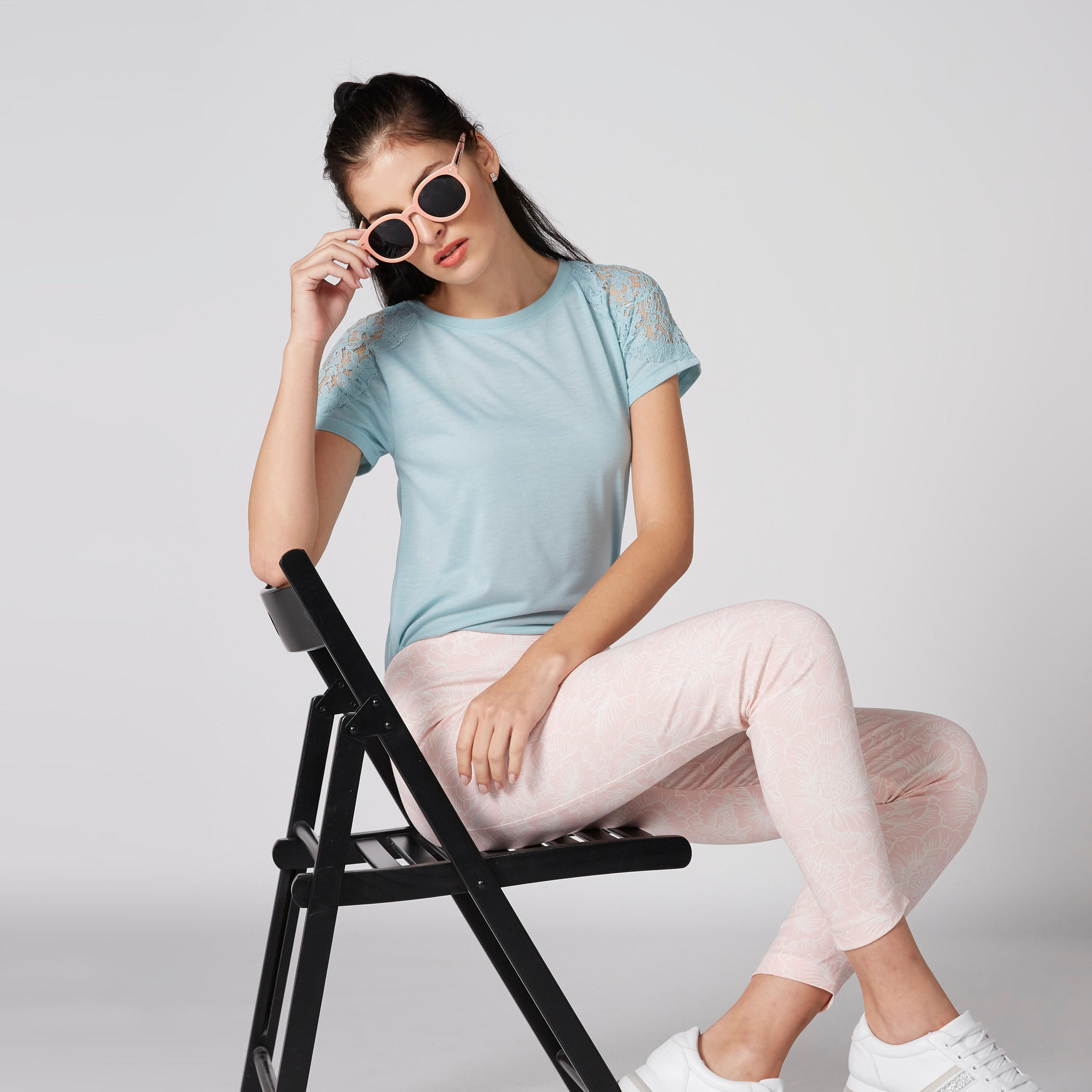 بلوزة بياقة مستديرة وأكمام متصلة وتفاصيل دانتيل-women-clothing-tshirts-image-3