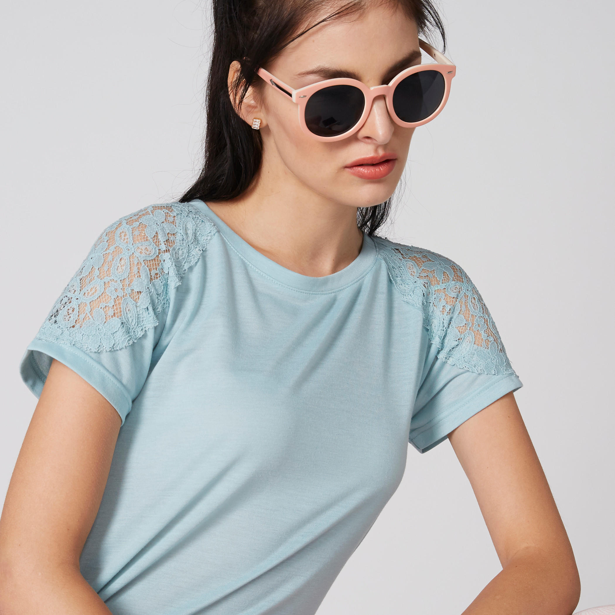 بلوزة بياقة مستديرة وأكمام متصلة وتفاصيل دانتيل-women-clothing-tshirts-image-4