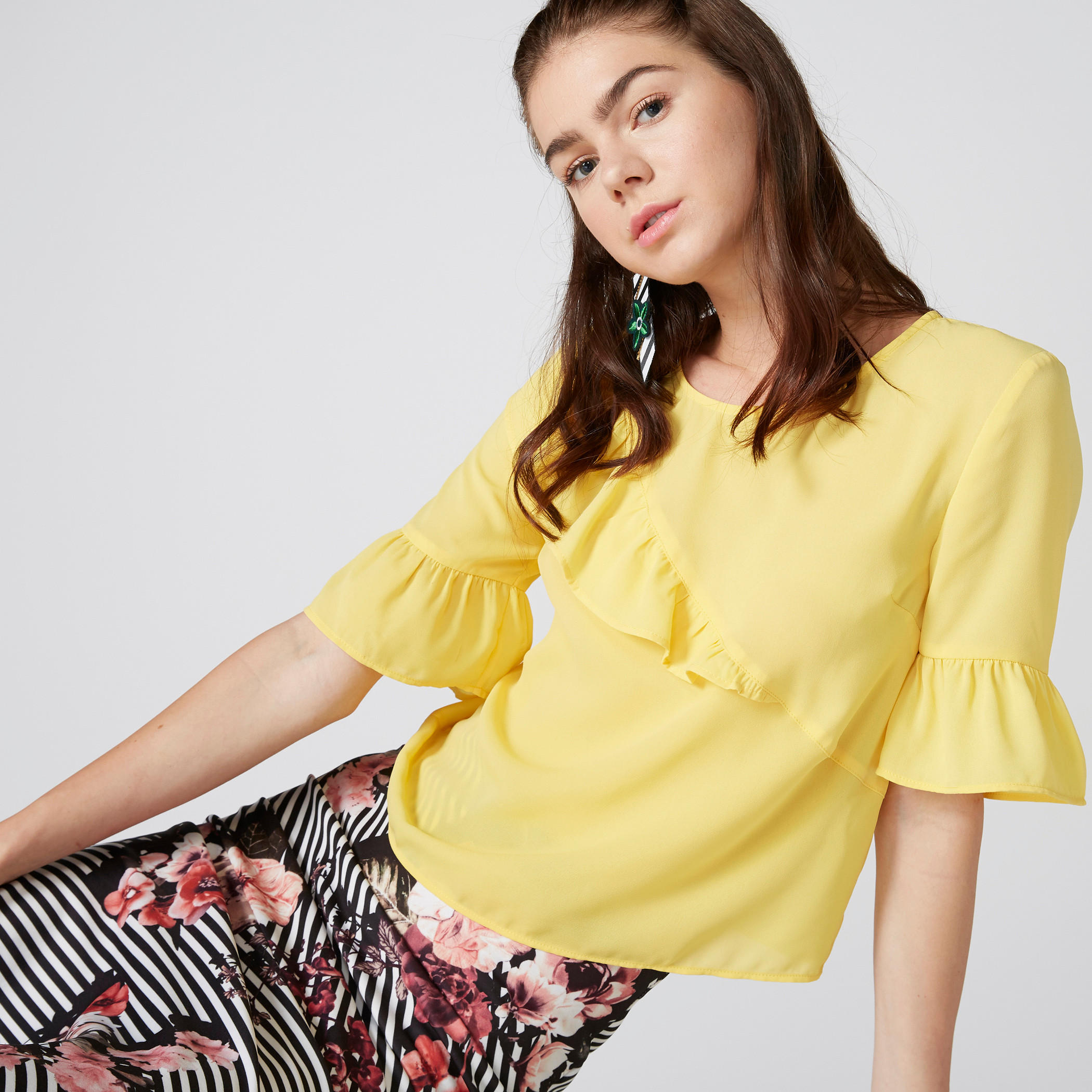 بلوزة بياقة مستديرة وأكمام وتفاصيل كشكش-women-clothing-shirtsandblouses-blouses-image-1
