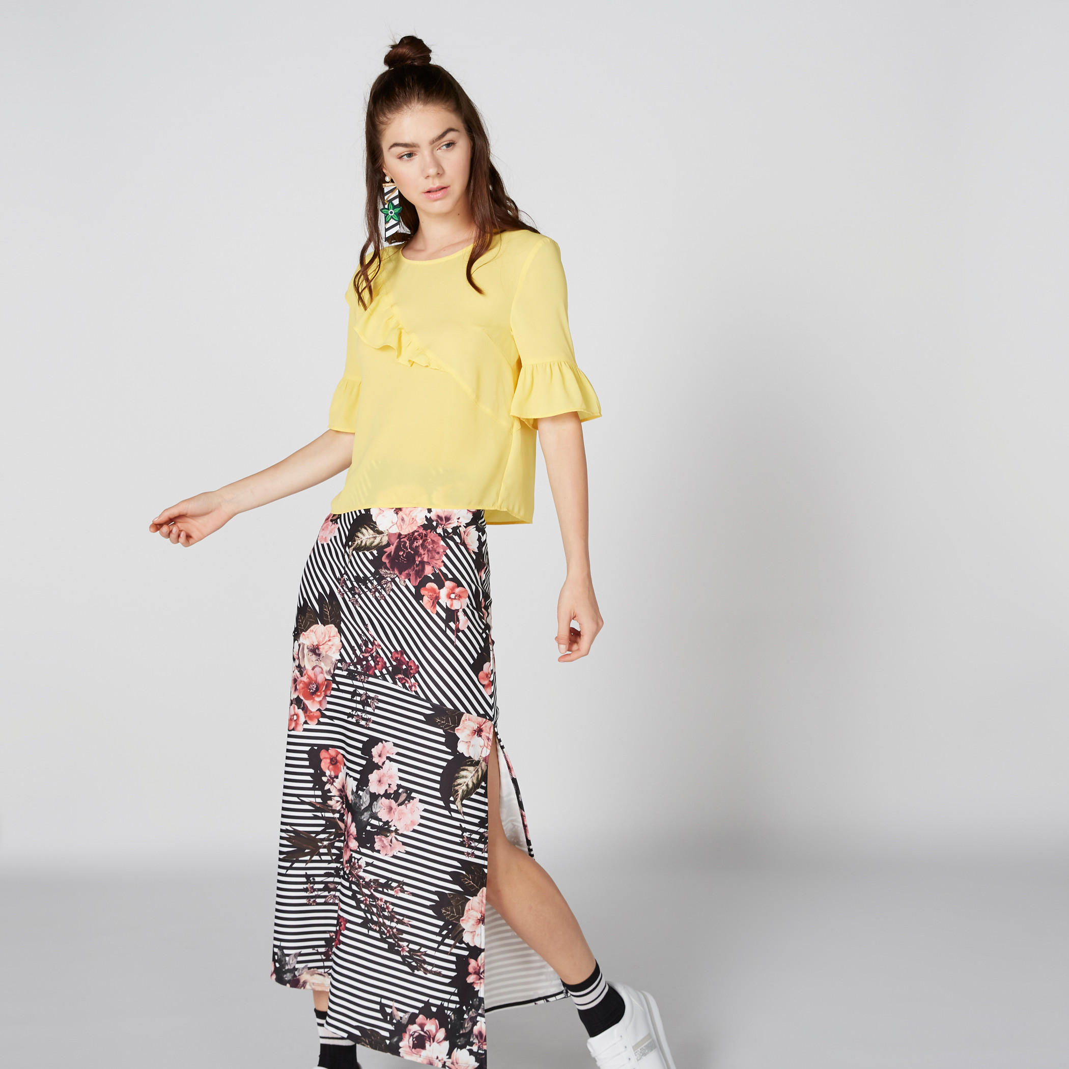 بلوزة بياقة مستديرة وأكمام وتفاصيل كشكش-women-clothing-shirtsandblouses-blouses-image-4