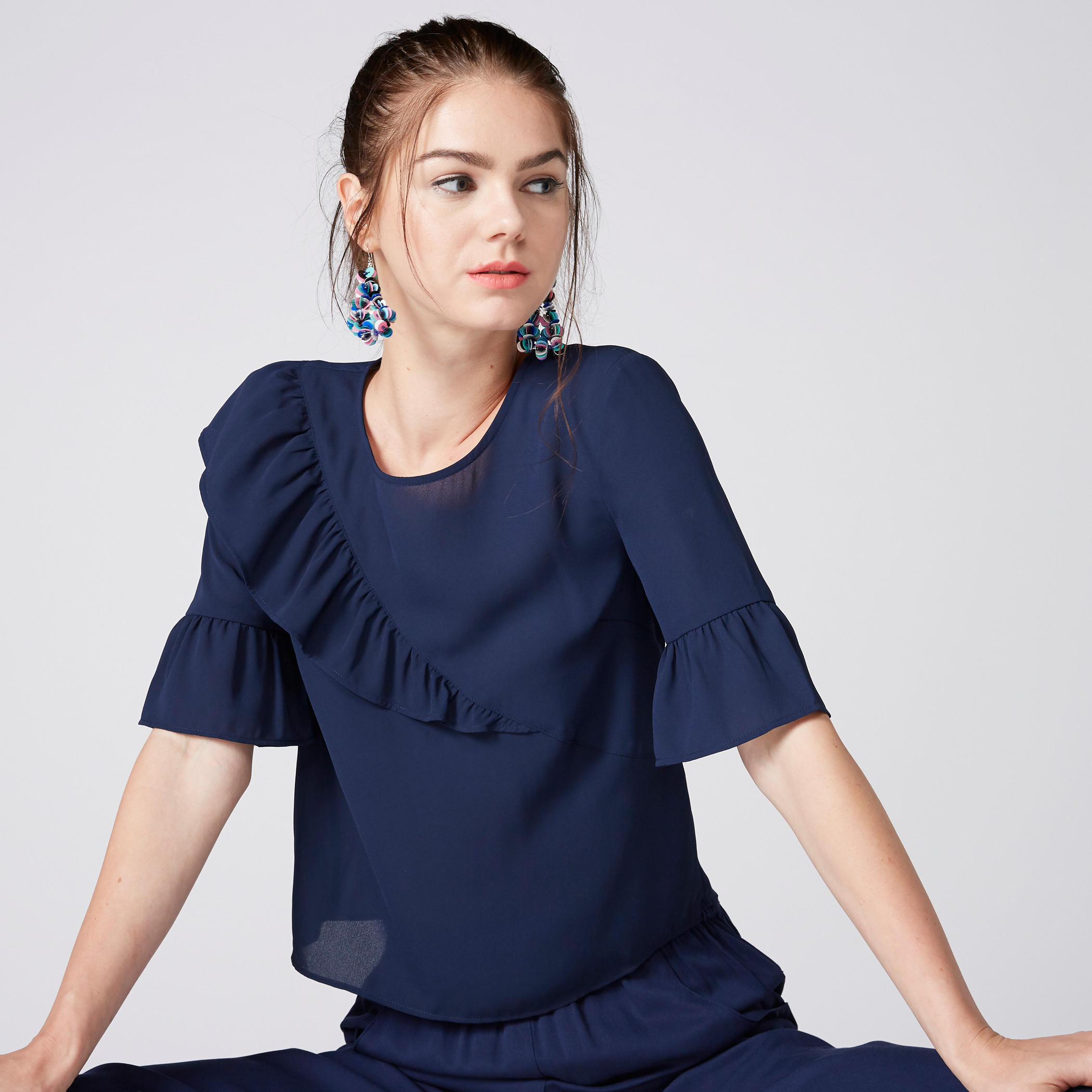 بلوزة بياقة مستديرة وأكمام قصيرة وتفاصيل كشكش-women-clothing-shirtsandblouses-blouses-image-1