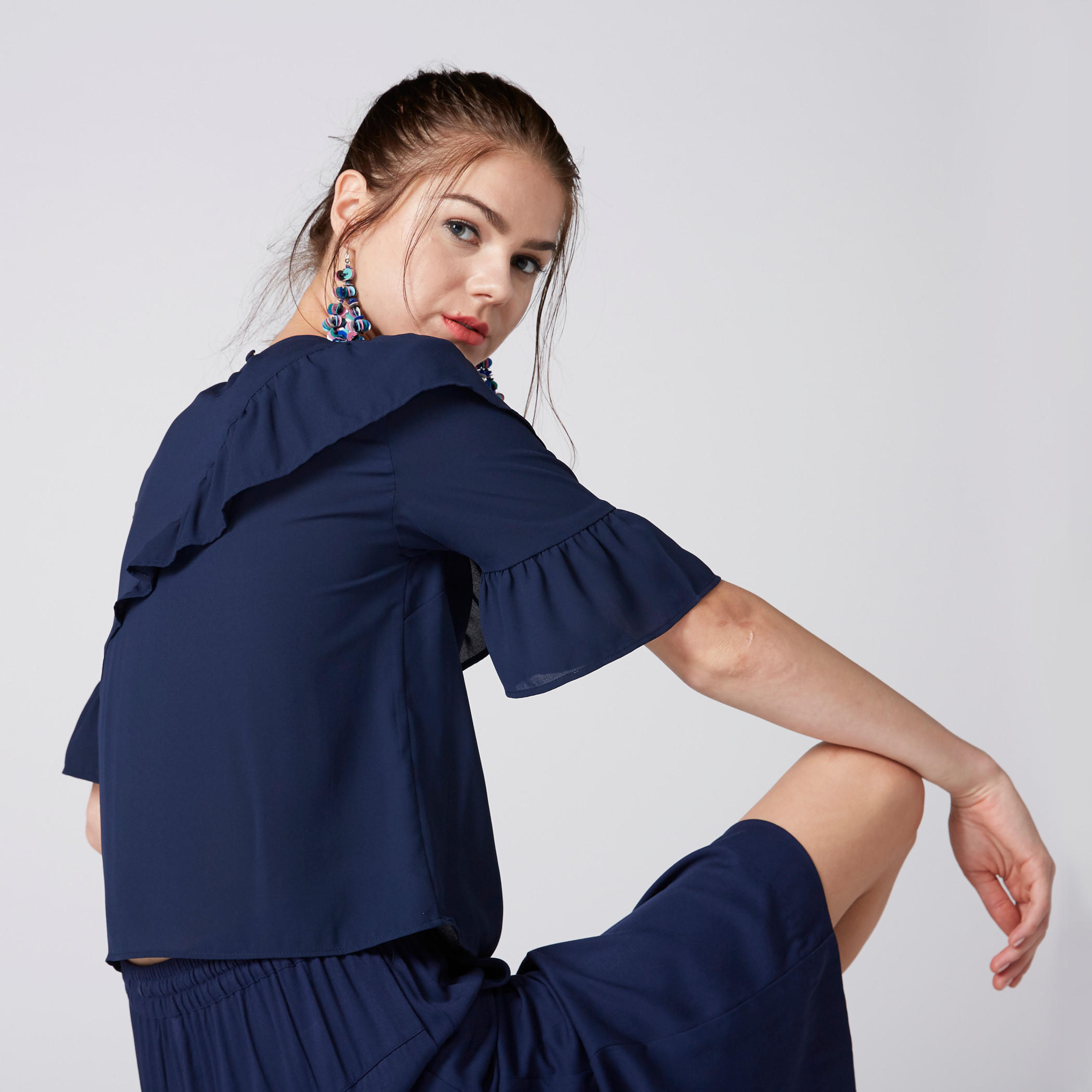 بلوزة بياقة مستديرة وأكمام قصيرة وتفاصيل كشكش-women-clothing-shirtsandblouses-blouses-image-2