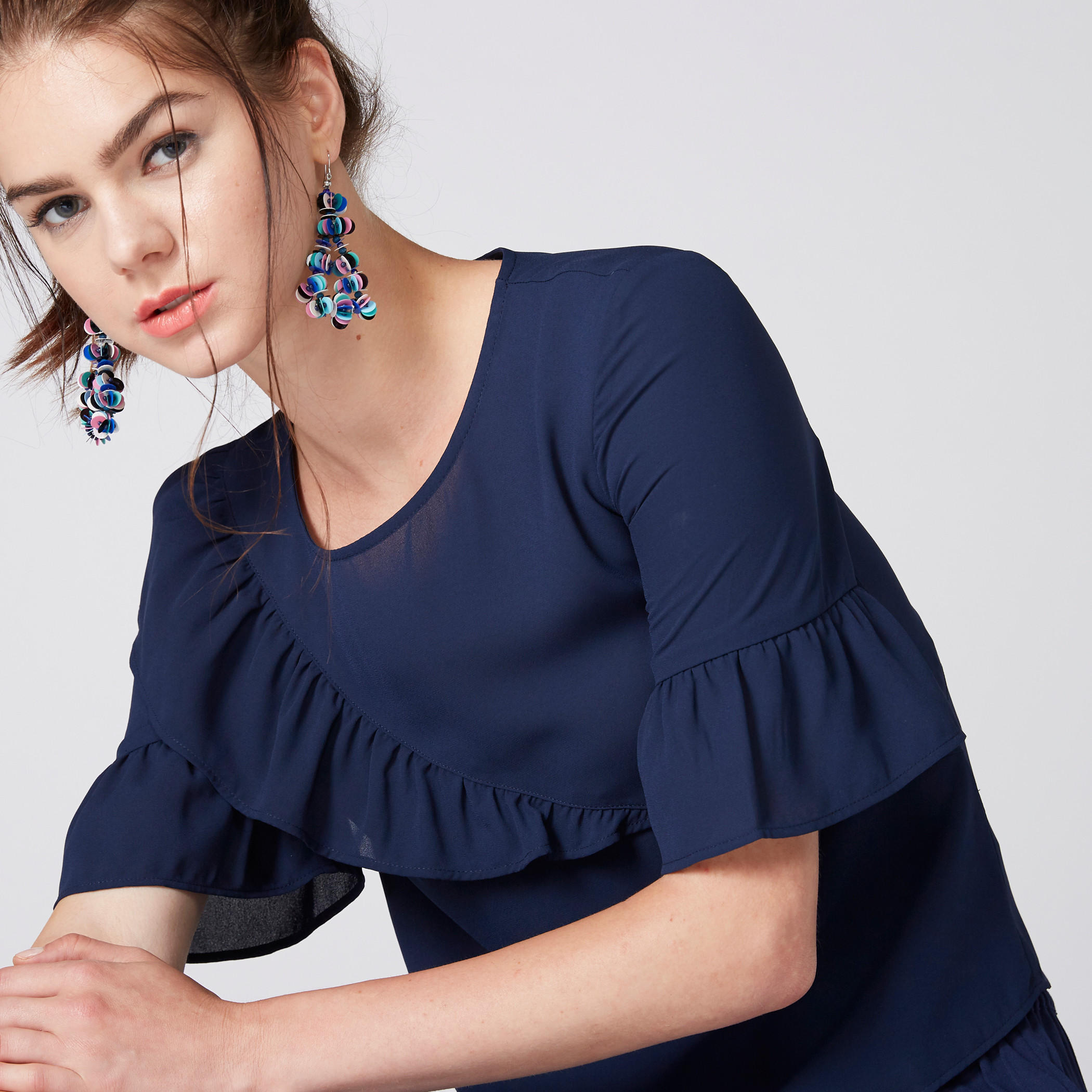 بلوزة بياقة مستديرة وأكمام قصيرة وتفاصيل كشكش-women-clothing-shirtsandblouses-blouses-image-3