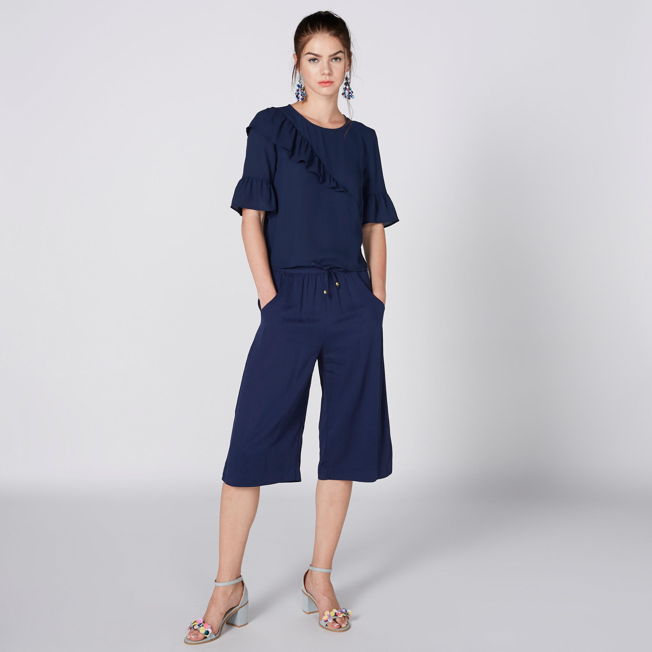 بلوزة بياقة مستديرة وأكمام قصيرة وتفاصيل كشكش-women-clothing-shirtsandblouses-blouses-image-4
