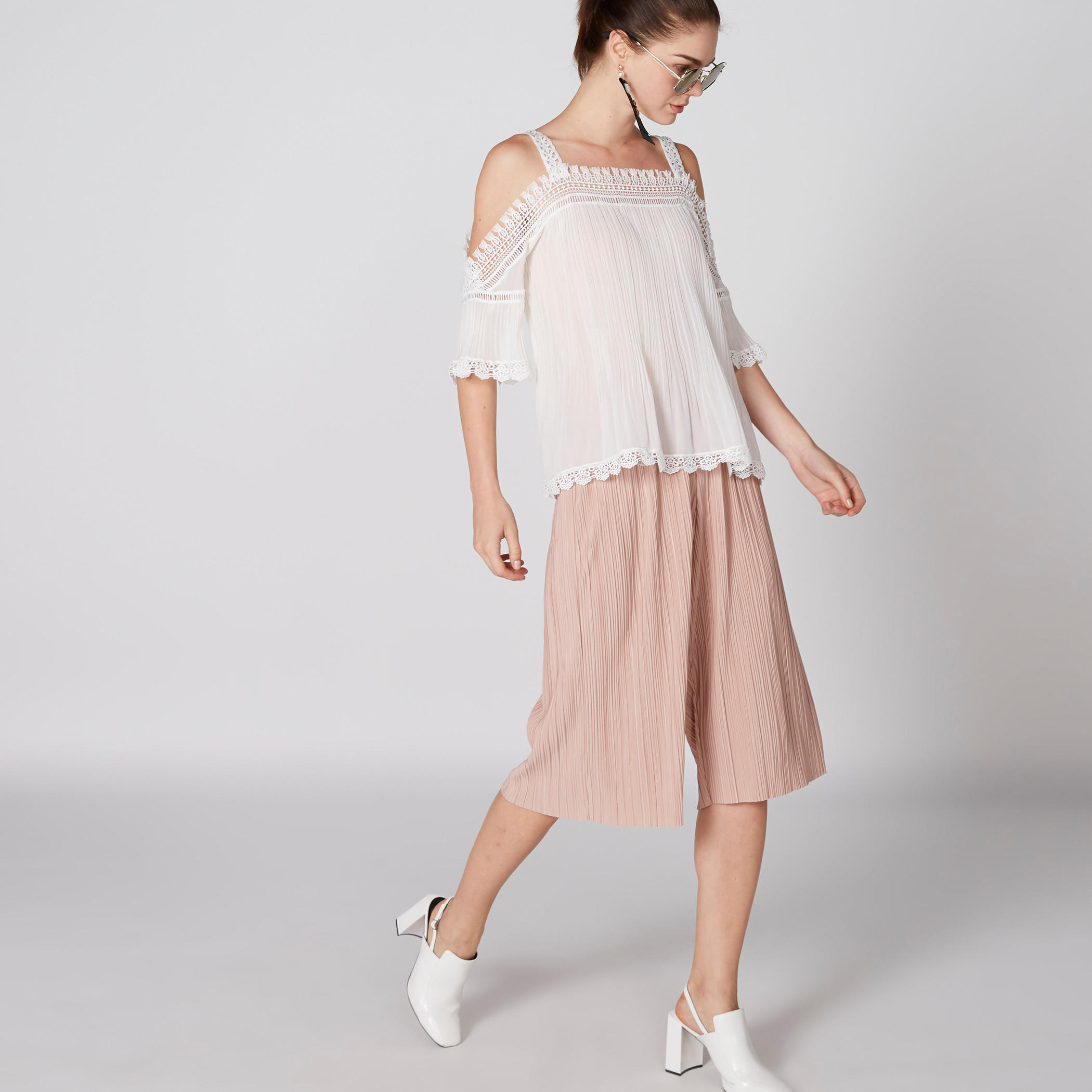 بنطال واسع الساقين بخصر مطّاطي وكشكش-women-clothing-bottoms-trousers-image-1