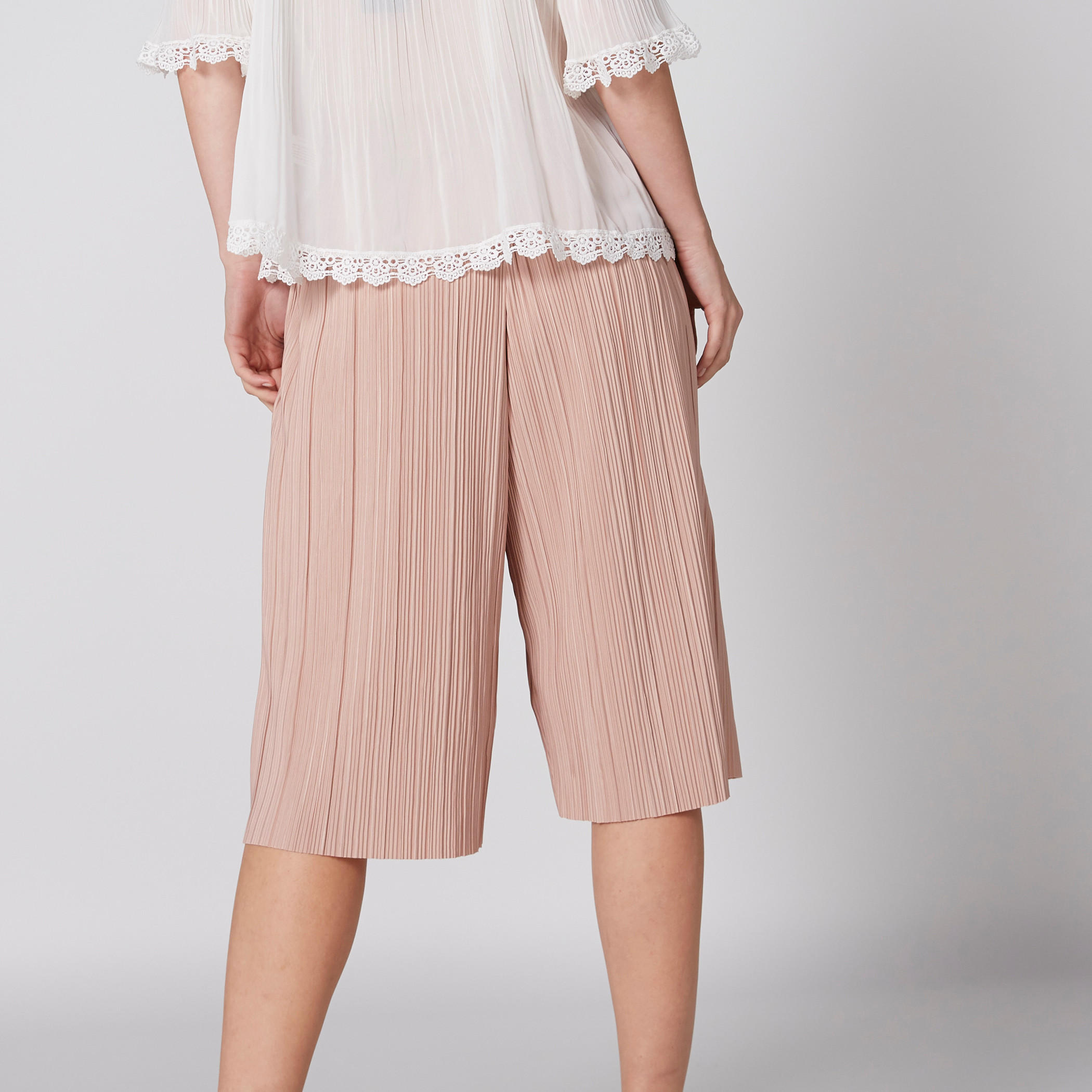 بنطال واسع الساقين بخصر مطّاطي وكشكش-women-clothing-bottoms-trousers-image-2