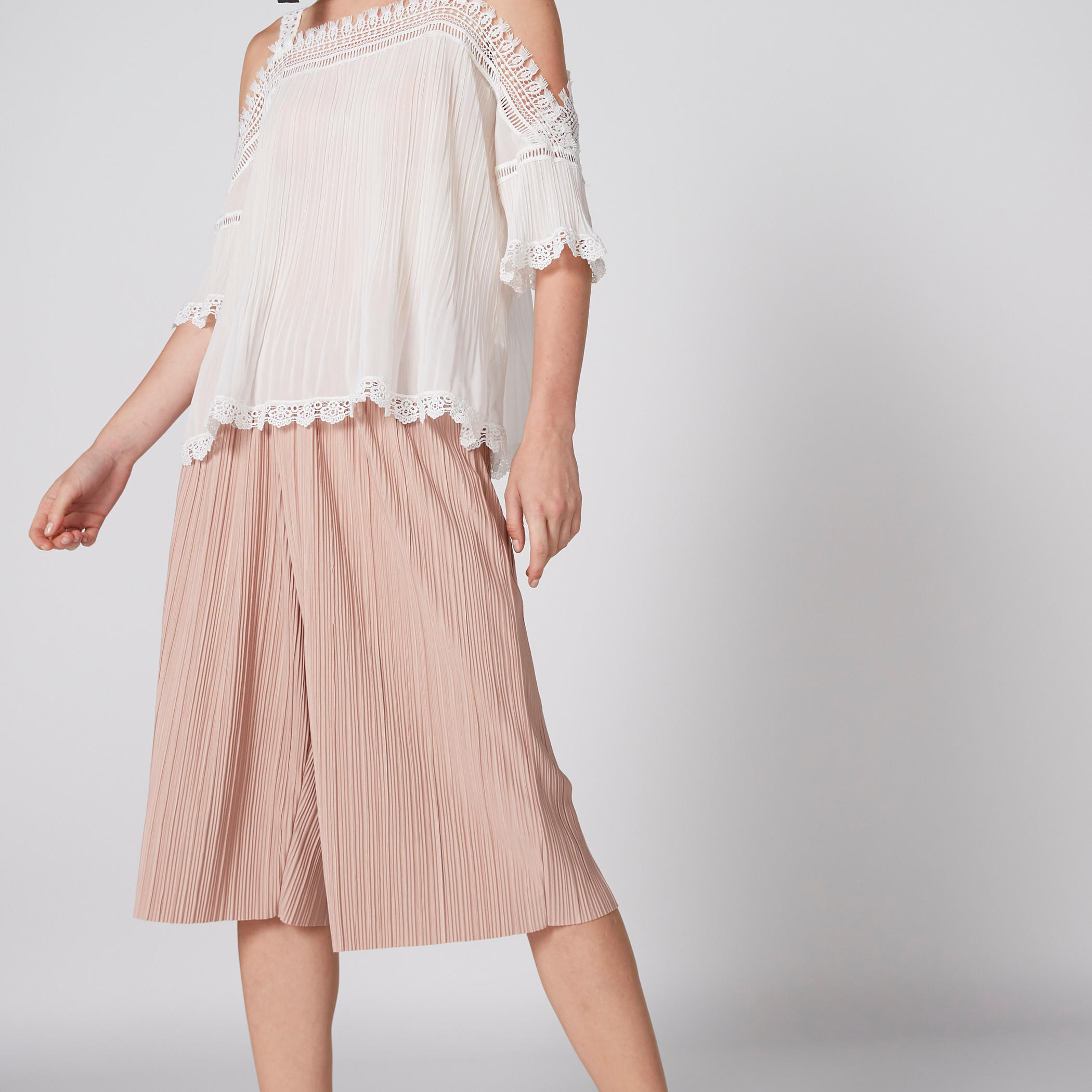 بنطال واسع الساقين بخصر مطّاطي وكشكش-women-clothing-bottoms-trousers-image-3