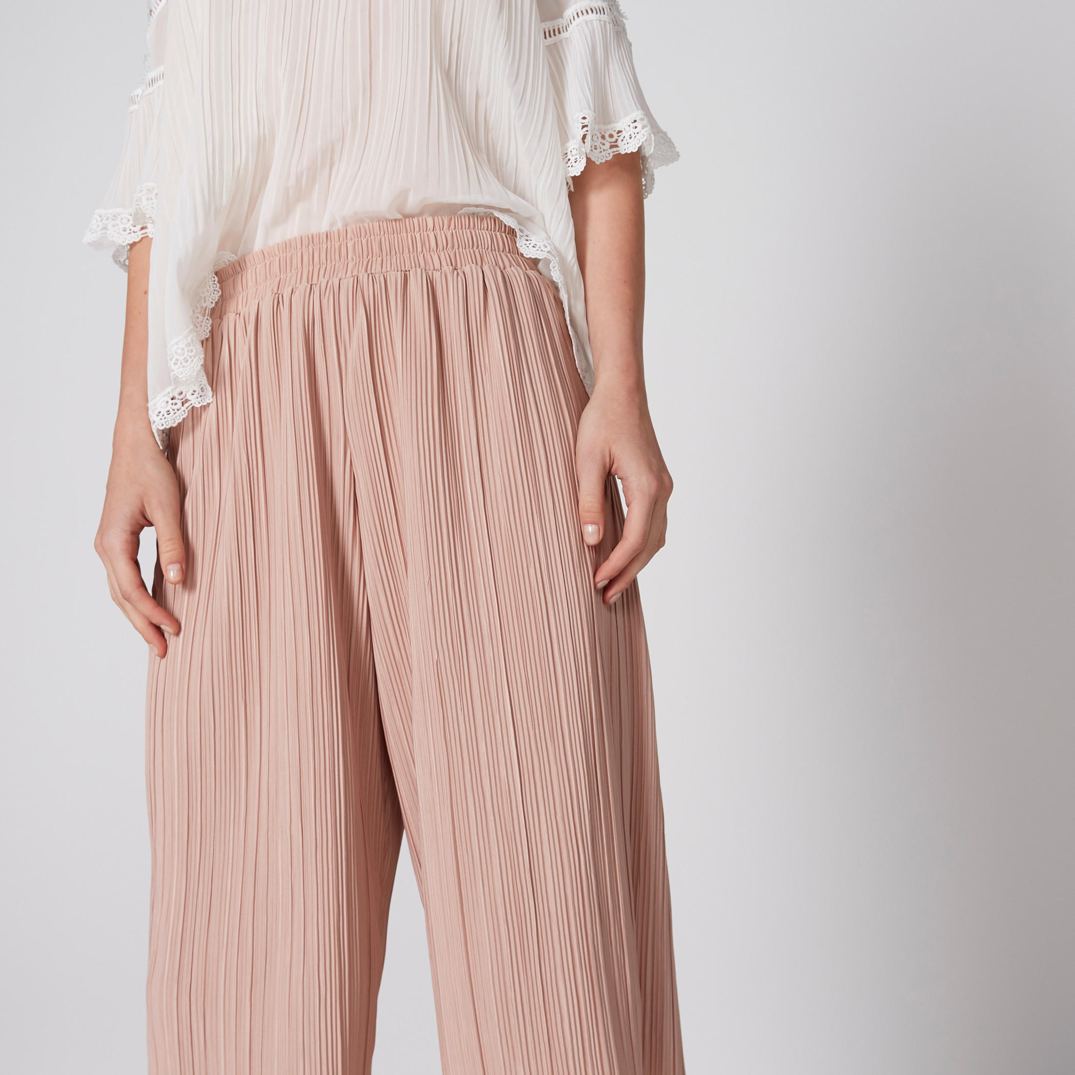 بنطال واسع الساقين بخصر مطّاطي وكشكش-women-clothing-bottoms-trousers-image-4