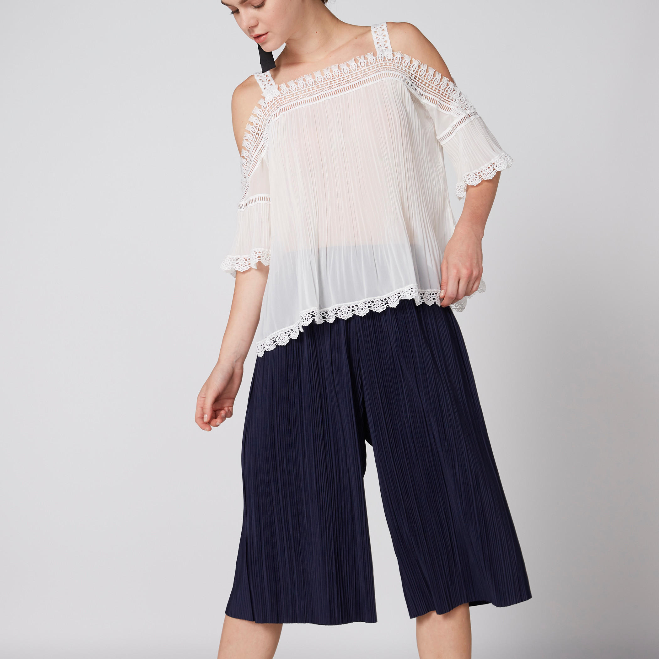 بنطال واسع الساقين بارز الملمس بخصر مطّاطي-women-clothing-bottoms-trousers-image-1