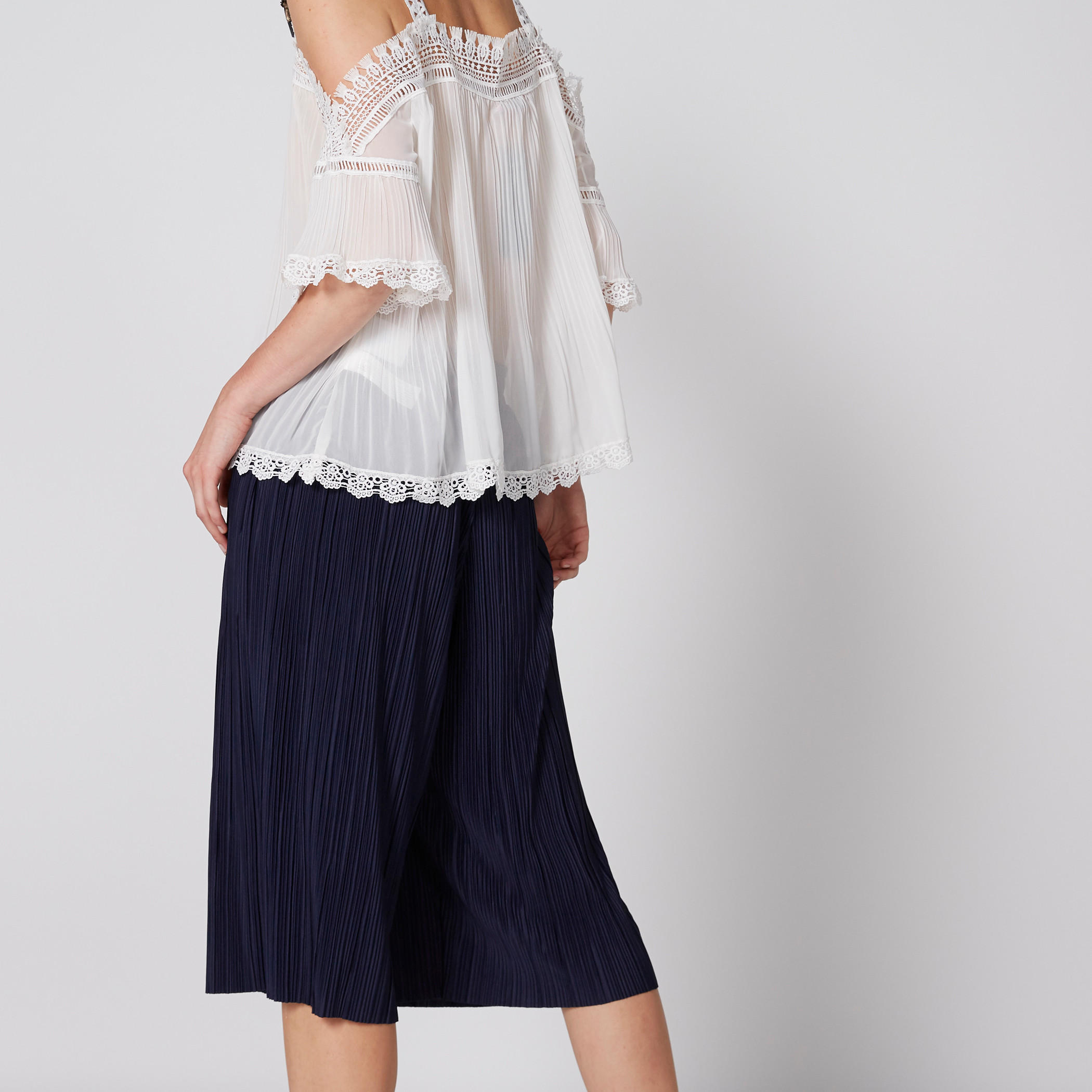 بنطال واسع الساقين بارز الملمس بخصر مطّاطي-women-clothing-bottoms-trousers-image-2