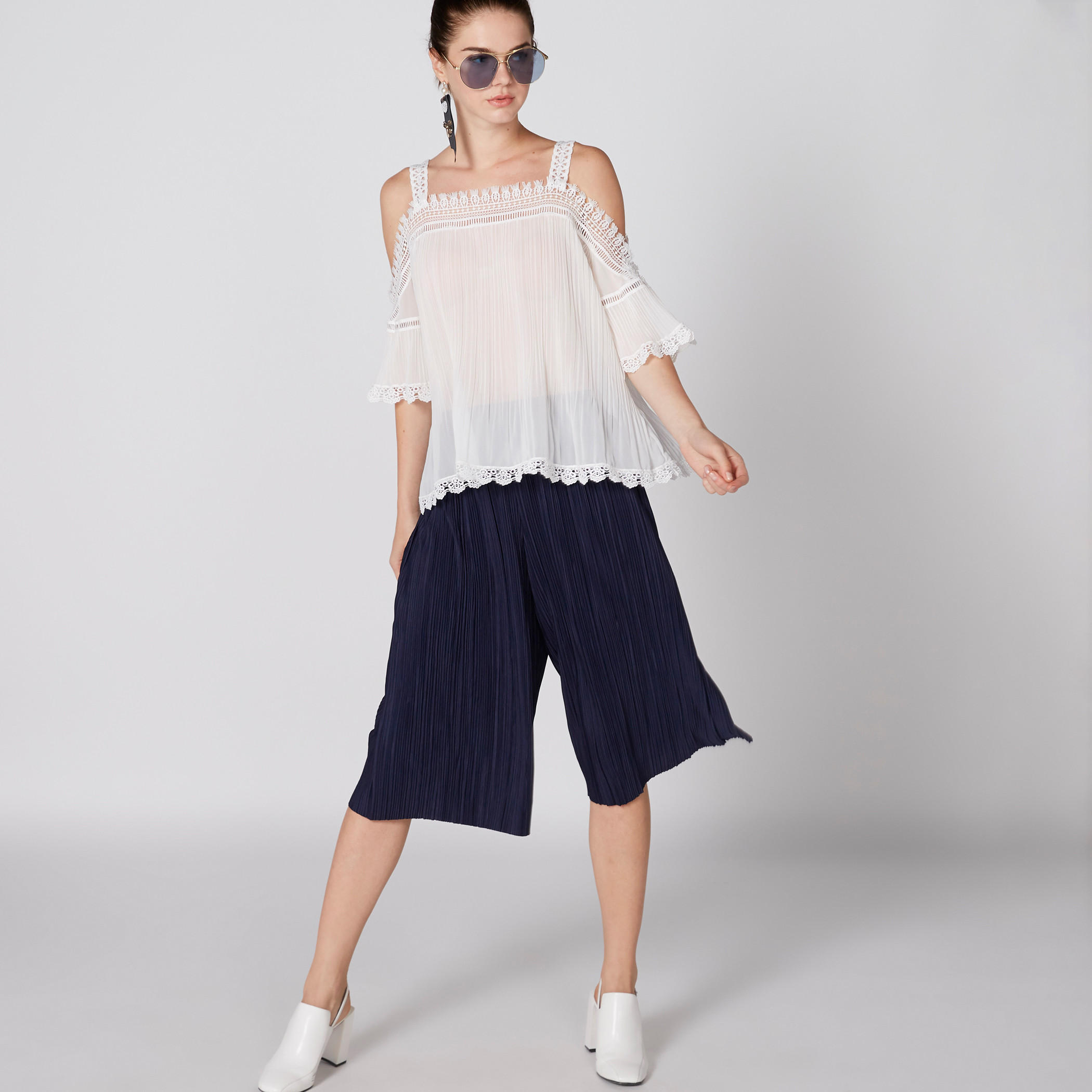 بنطال واسع الساقين بارز الملمس بخصر مطّاطي-women-clothing-bottoms-trousers-image-3