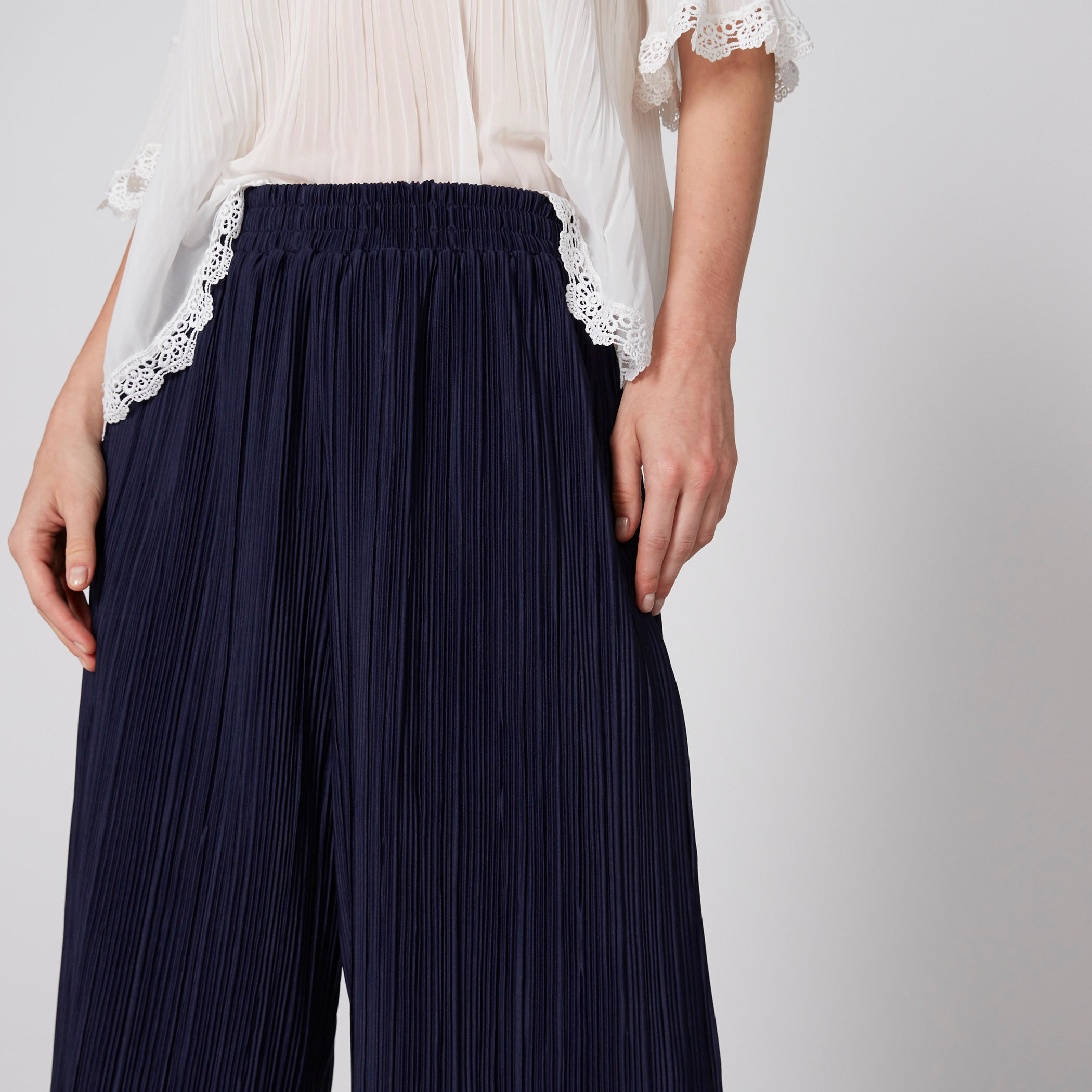 بنطال واسع الساقين بارز الملمس بخصر مطّاطي-women-clothing-bottoms-trousers-image-4
