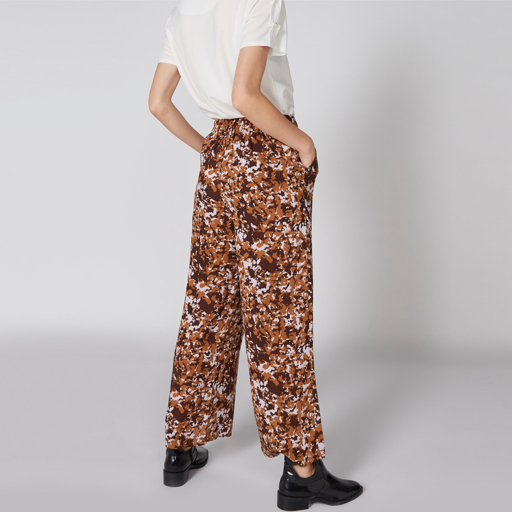 بنطال بالازو طويل بخصر مطّاطي وطبعات-women-clothing-bottoms-trousers-image-2