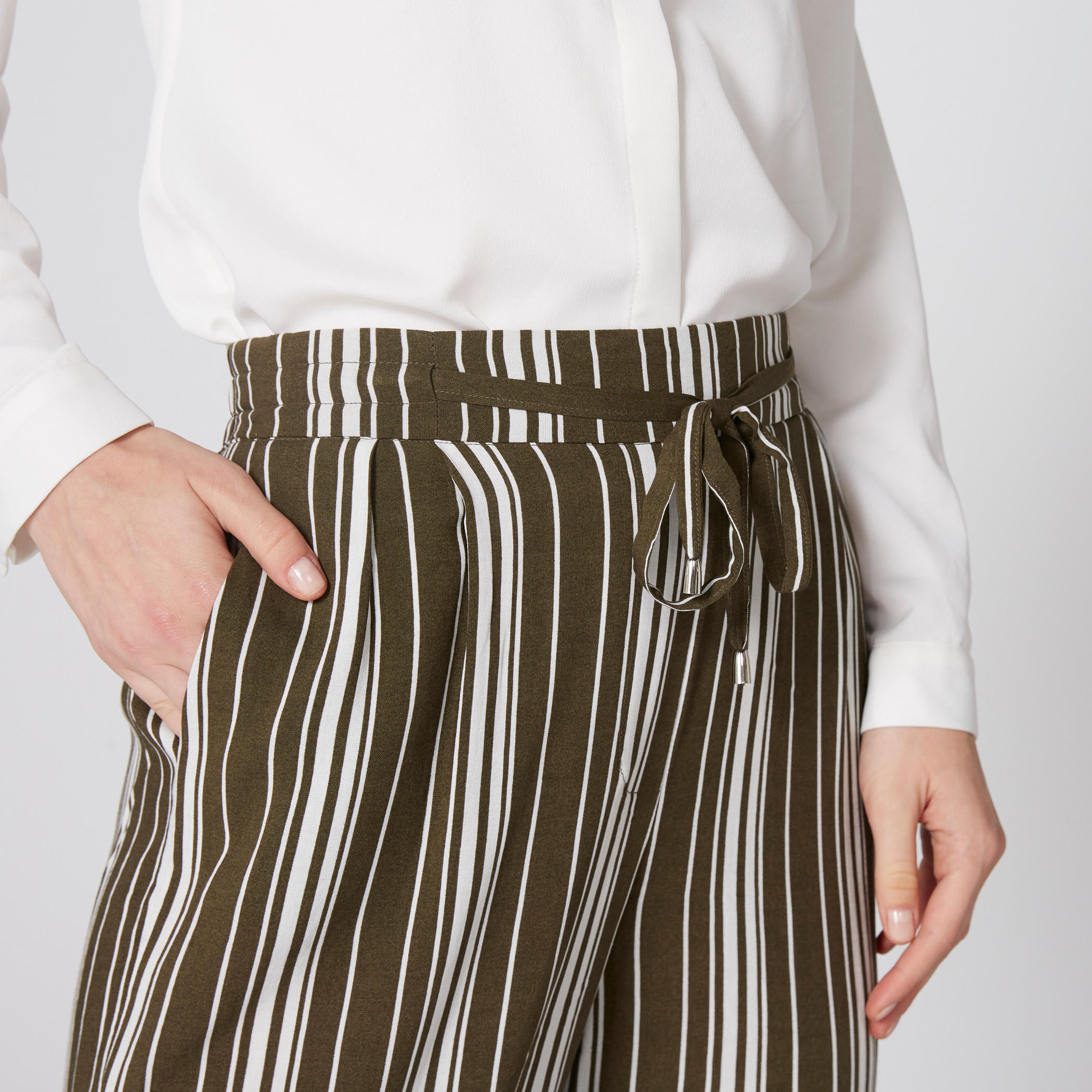 بنطال مقلّم بخصر مطّاطي وأربطة-women-clothing-bottoms-trousers-image-3