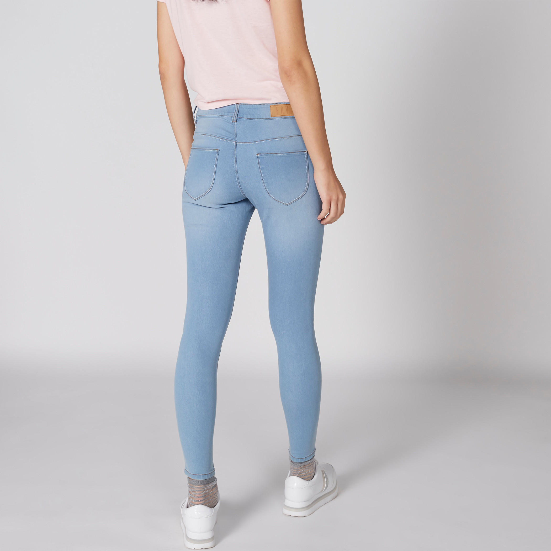 بنطال جينز طويل بزر إغلاق وجيوب-women-clothing-bottoms-jeans-image-2