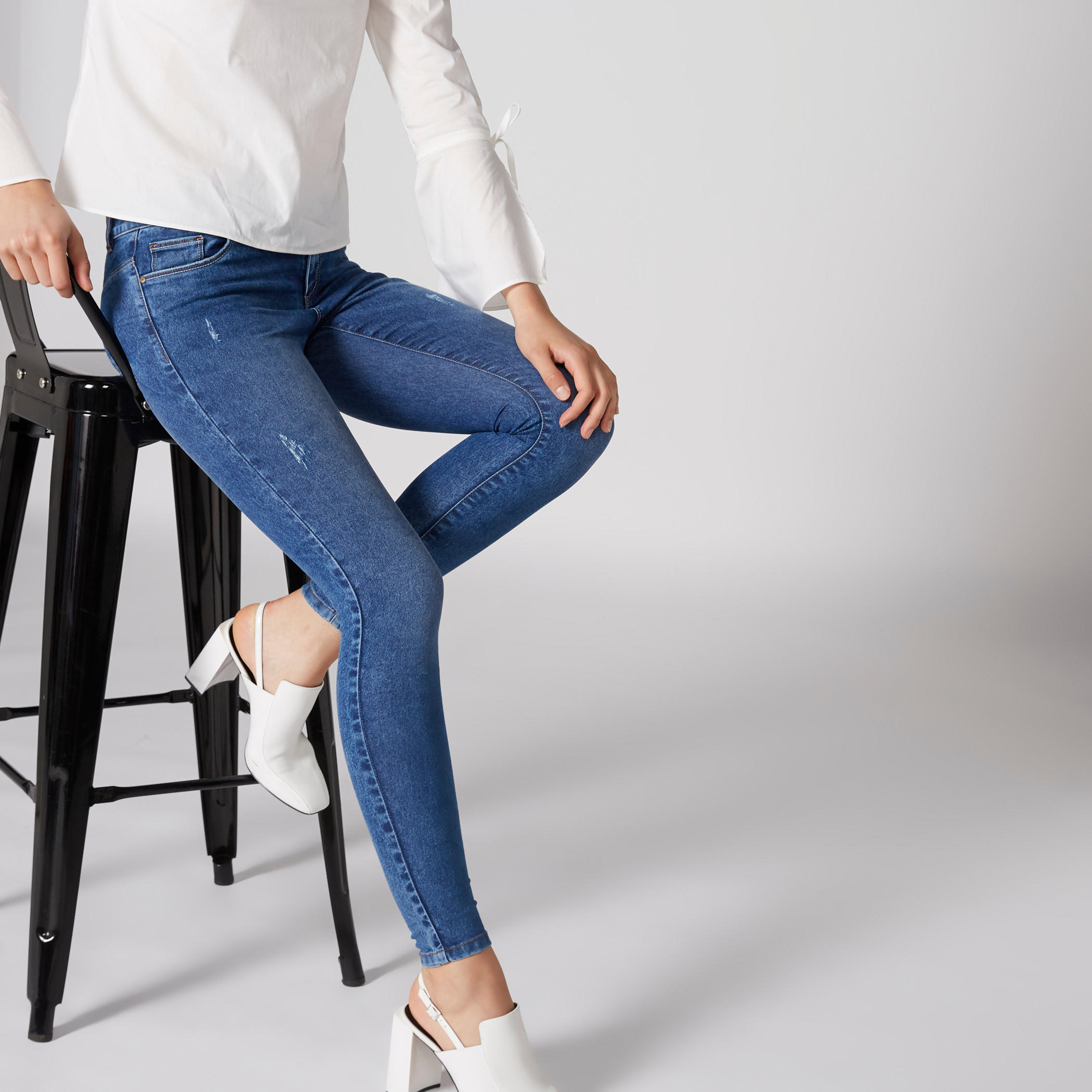 بنطال جينز بتصميم ممزق وزر إغلاق وجيوب-women-clothing-bottoms-jeans-image-1