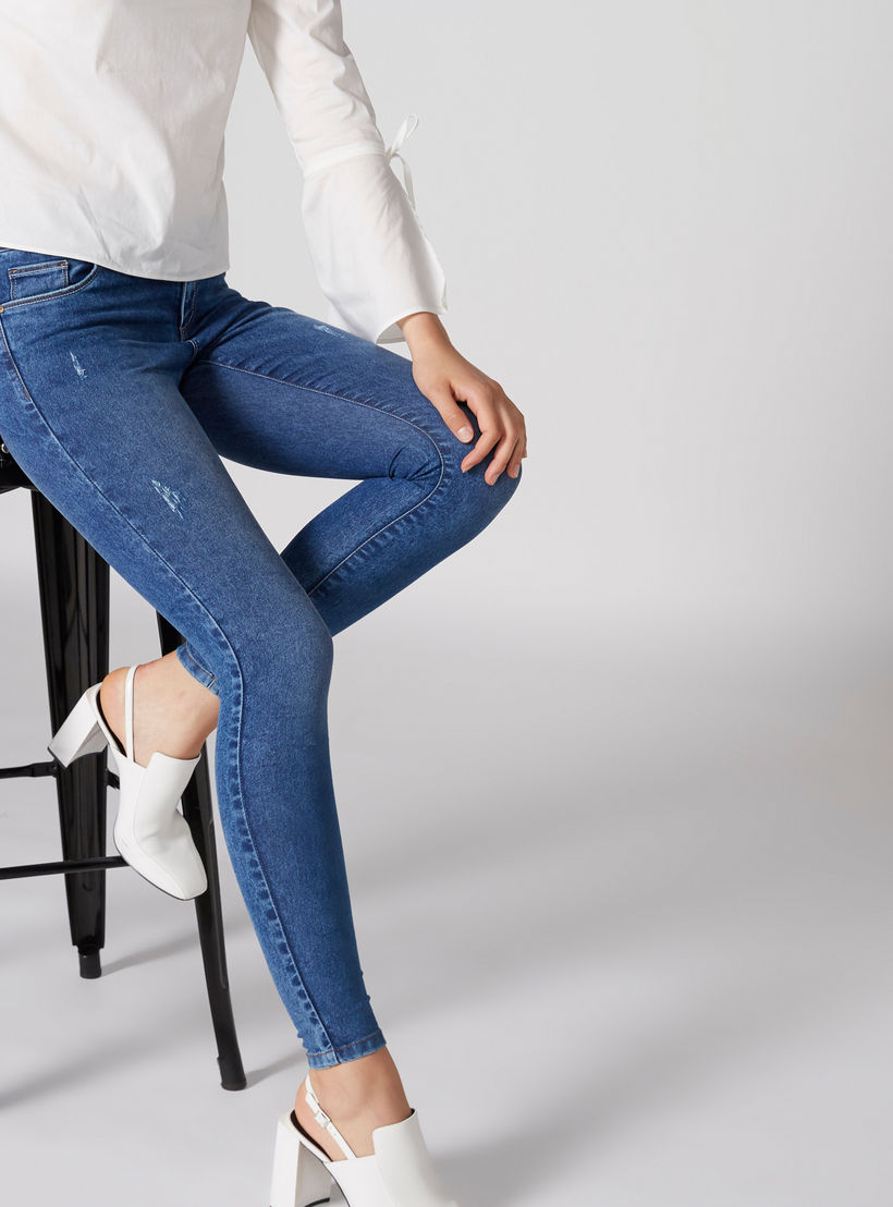بنطال جينز بتصميم ممزق وزر إغلاق وجيوب-women-clothing-bottoms-jeans-image-1