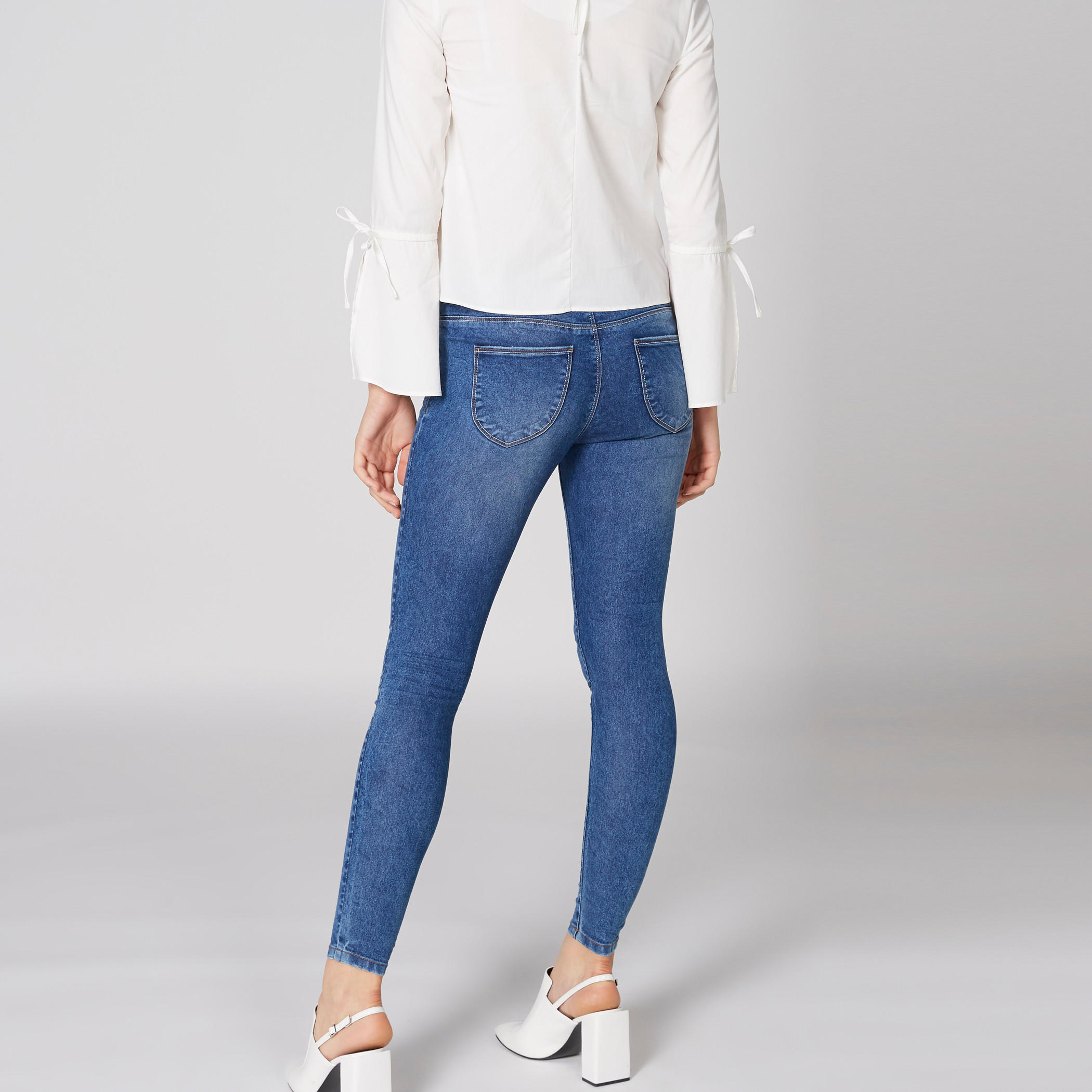 بنطال جينز بتصميم ممزق وزر إغلاق وجيوب-women-clothing-bottoms-jeans-image-2