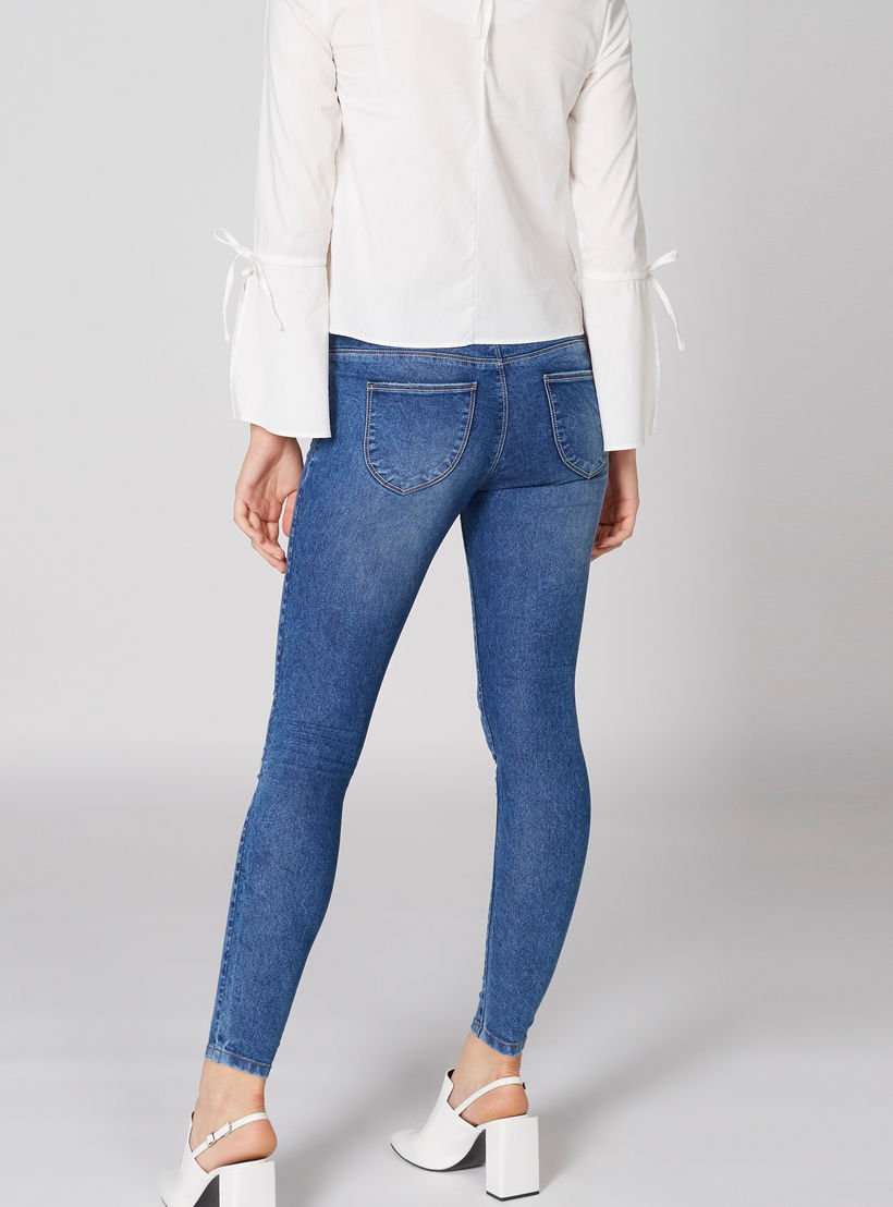 بنطال جينز بتصميم ممزق وزر إغلاق وجيوب-women-clothing-bottoms-jeans-image-2