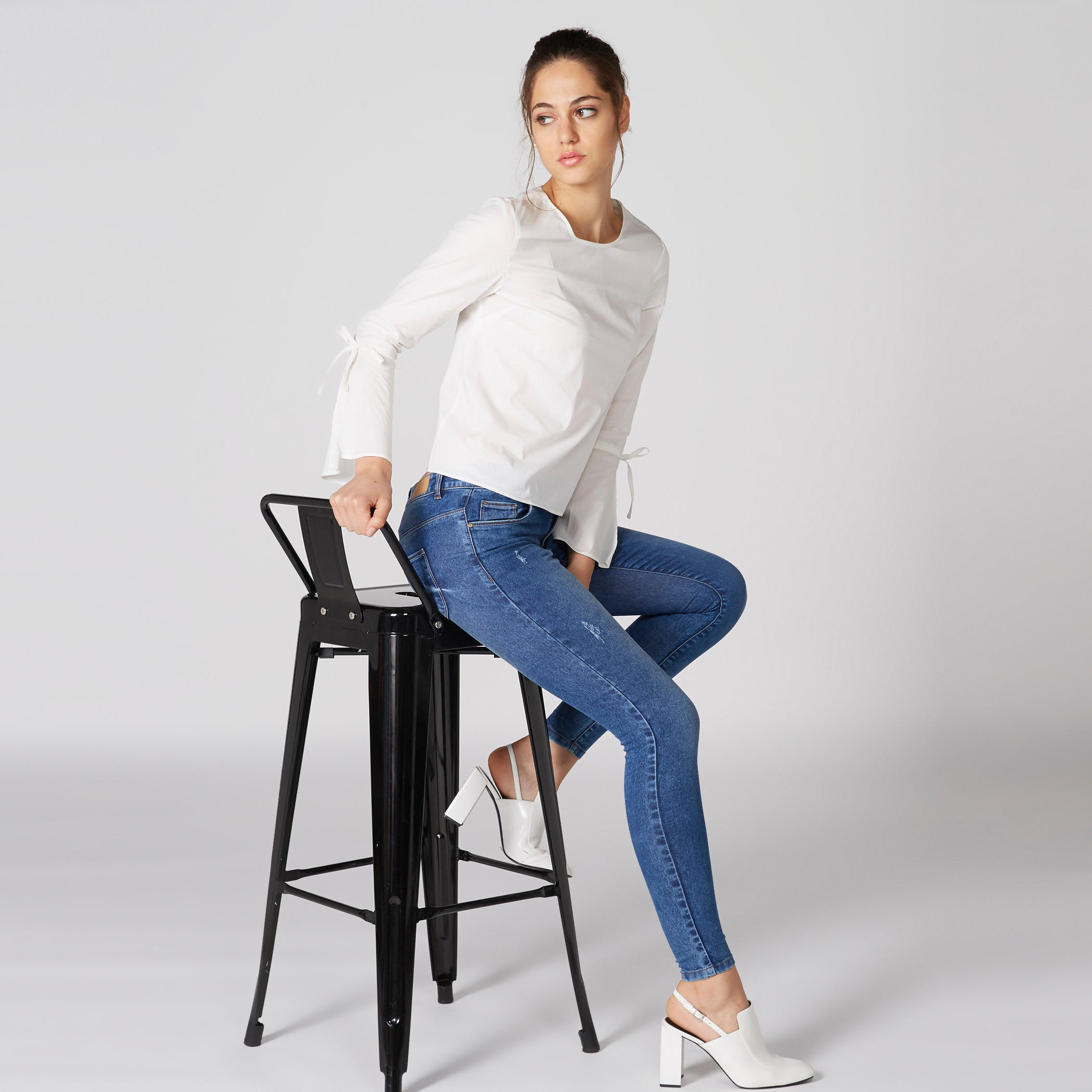 بنطال جينز بتصميم ممزق وزر إغلاق وجيوب-women-clothing-bottoms-jeans-image-3