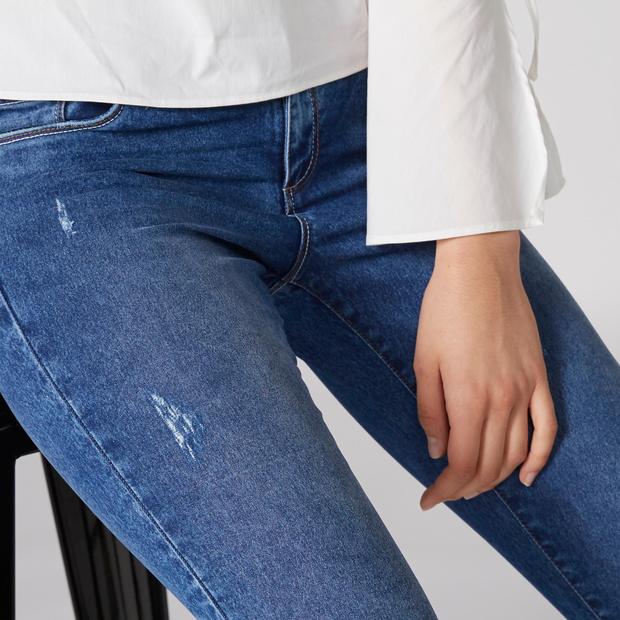 بنطال جينز بتصميم ممزق وزر إغلاق وجيوب-women-clothing-bottoms-jeans-image-4