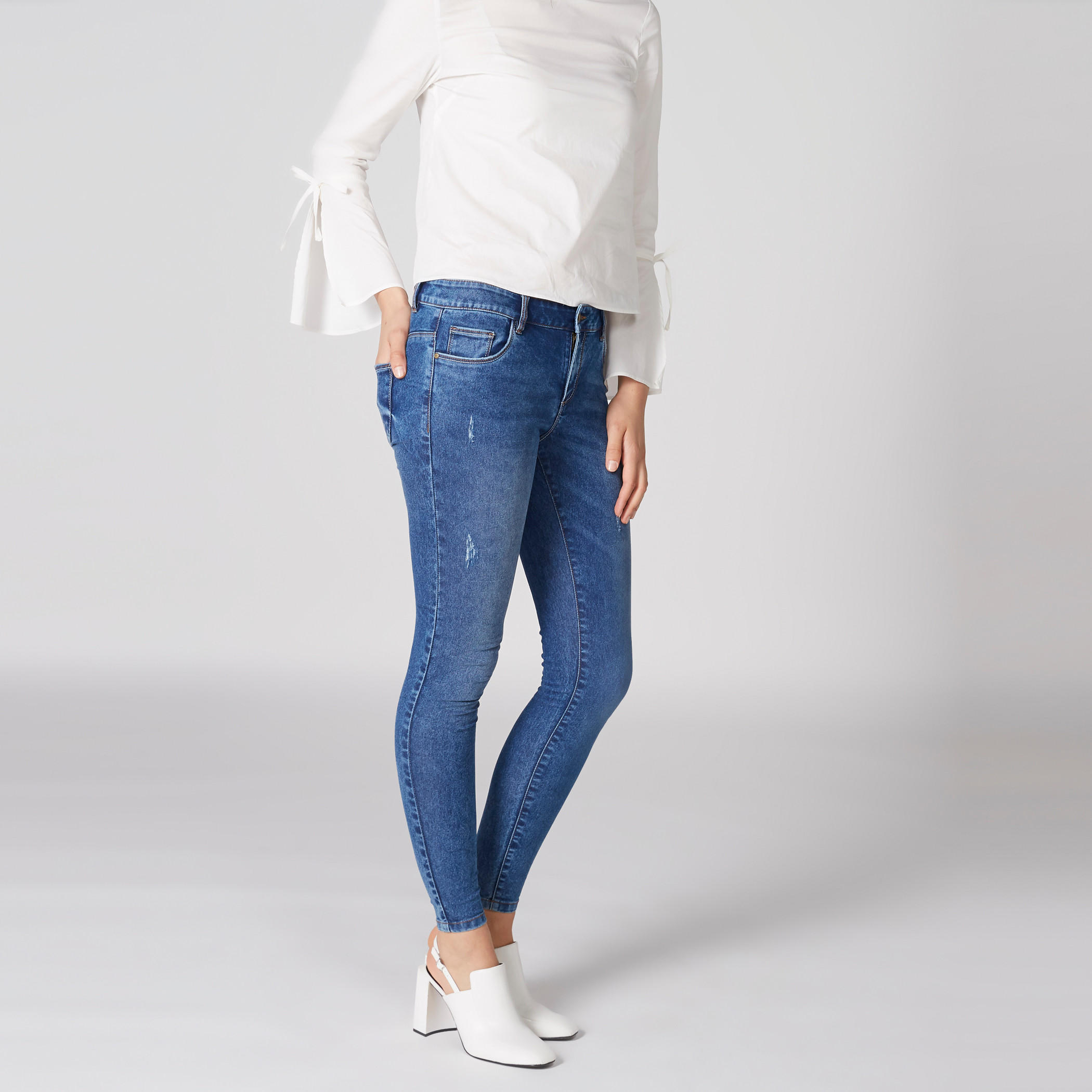 بنطال جينز بتصميم ممزق وزر إغلاق وجيوب-women-clothing-bottoms-jeans-image-5