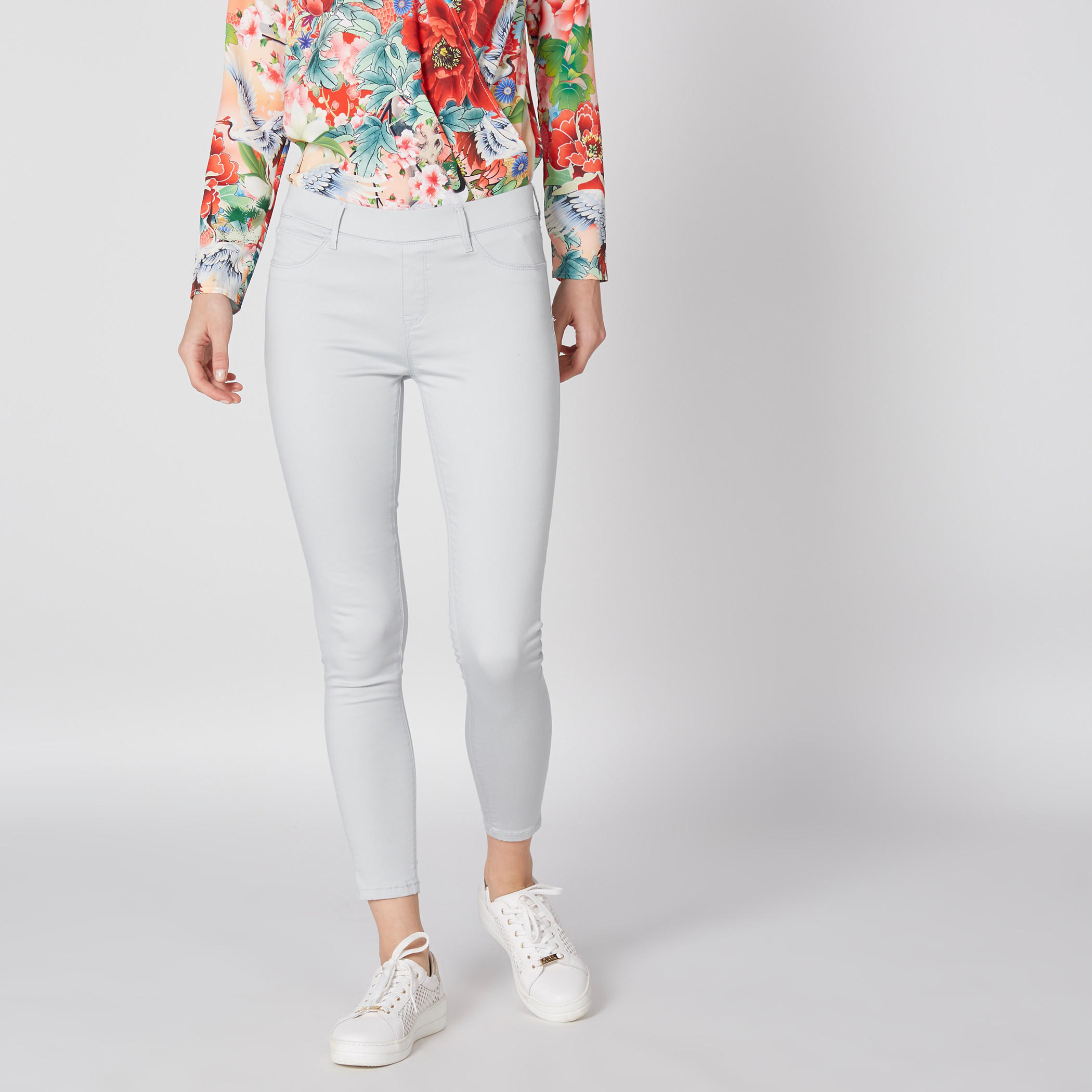 بنطال طويل بقصّة ضيّقة وخصر مطّاطي وجيوب-women-clothing-bottoms-leggings-image-1