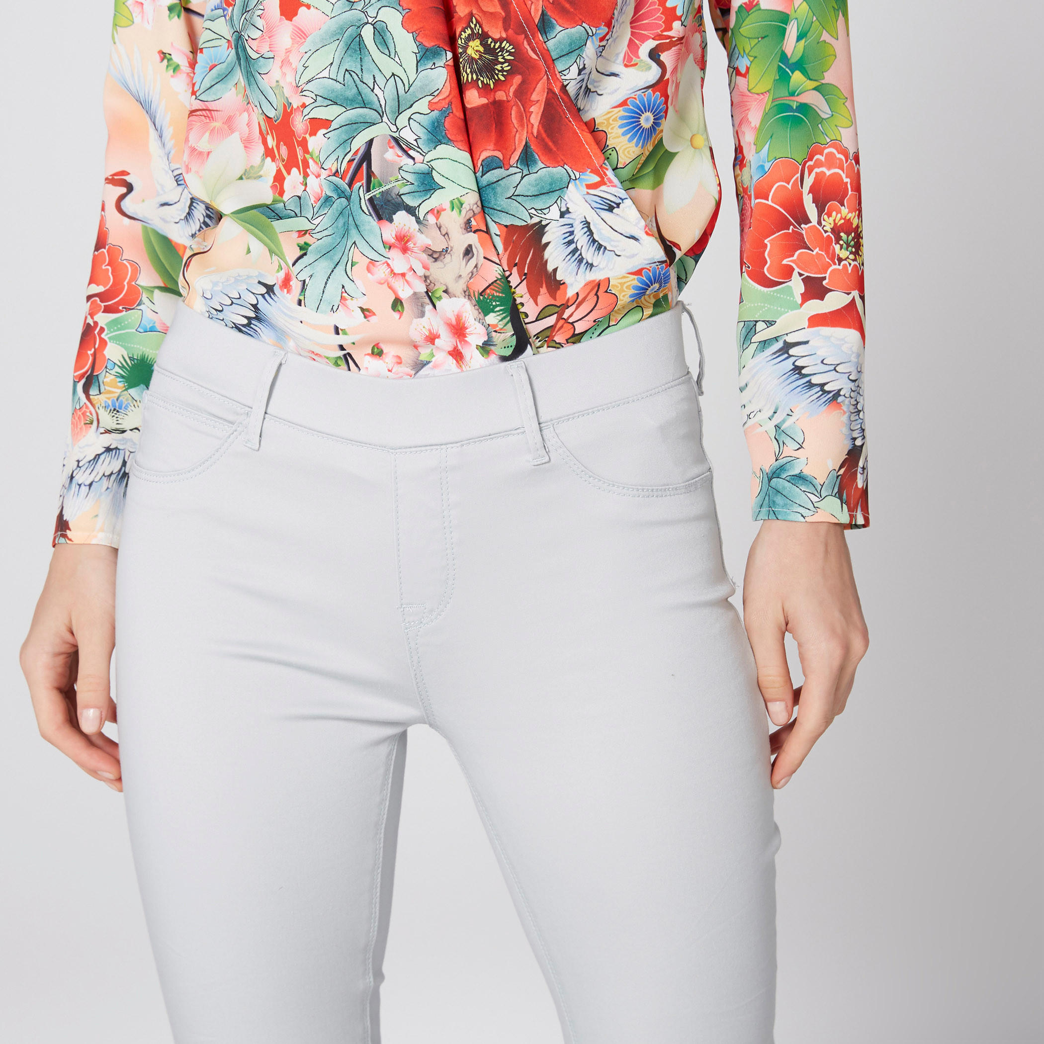 بنطال طويل بقصّة ضيّقة وخصر مطّاطي وجيوب-women-clothing-bottoms-leggings-image-3