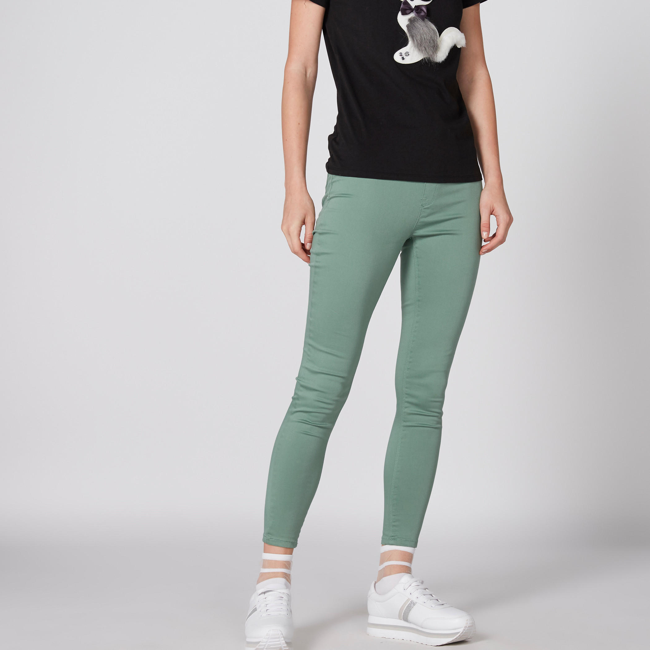 بنطال طويل بقصّة ضيّقة وخصر مطّاطي وجيوب-women-clothing-bottoms-leggings-image-3