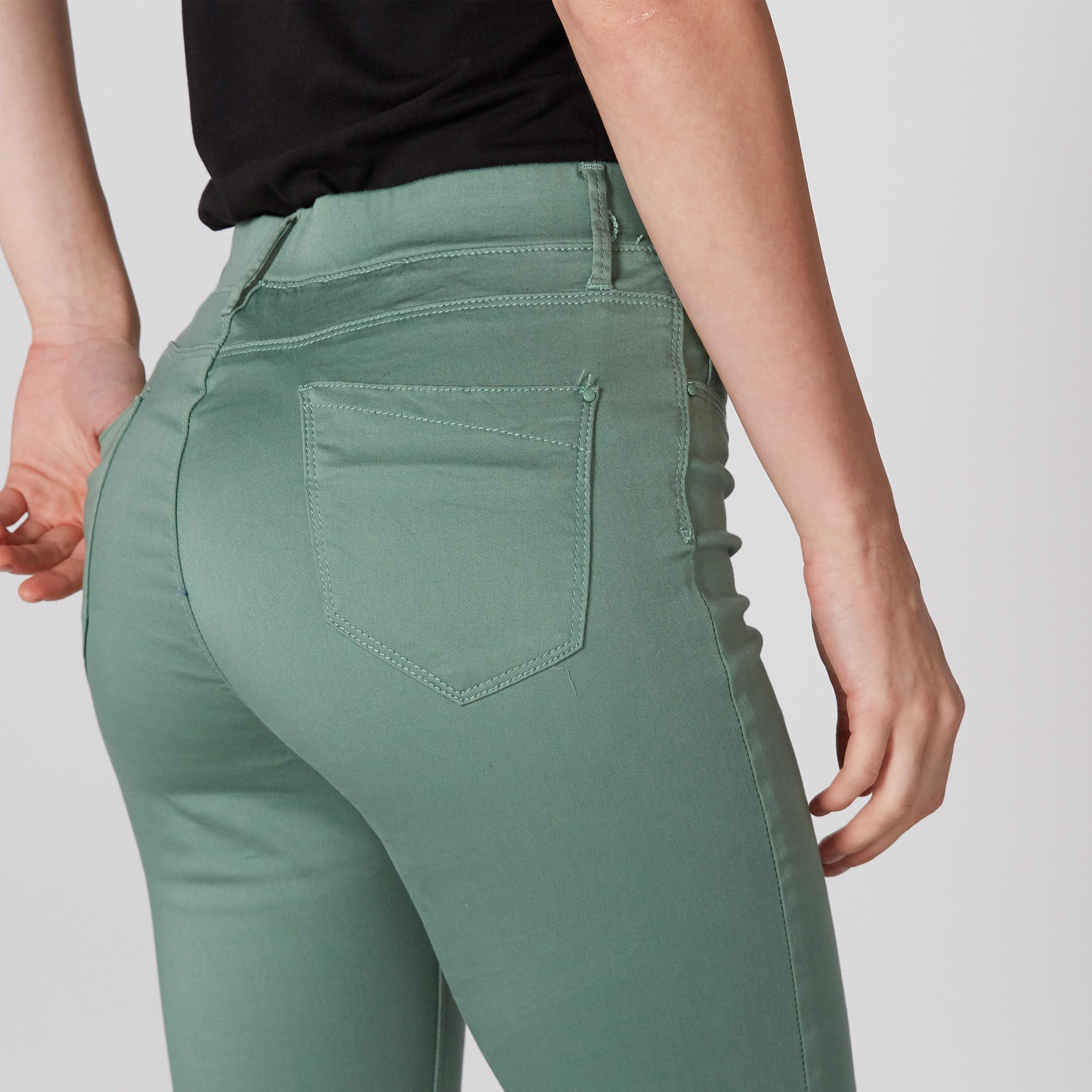 بنطال طويل بقصّة ضيّقة وخصر مطّاطي وجيوب-women-clothing-bottoms-leggings-image-4