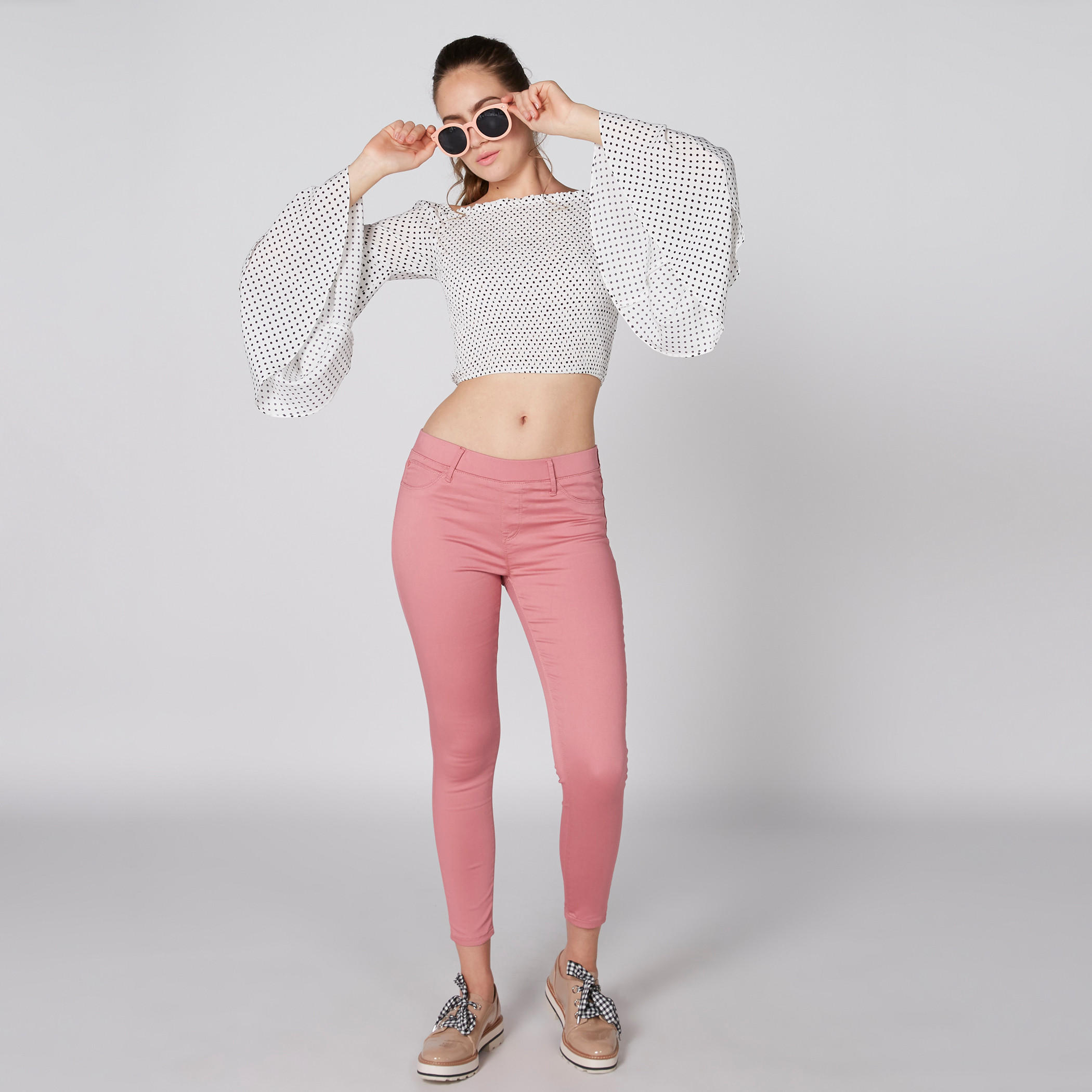 بنطال طويل بقصّة ضيّقة وخصر مطّاطي وجيوب-women-clothing-bottoms-leggings-image-1