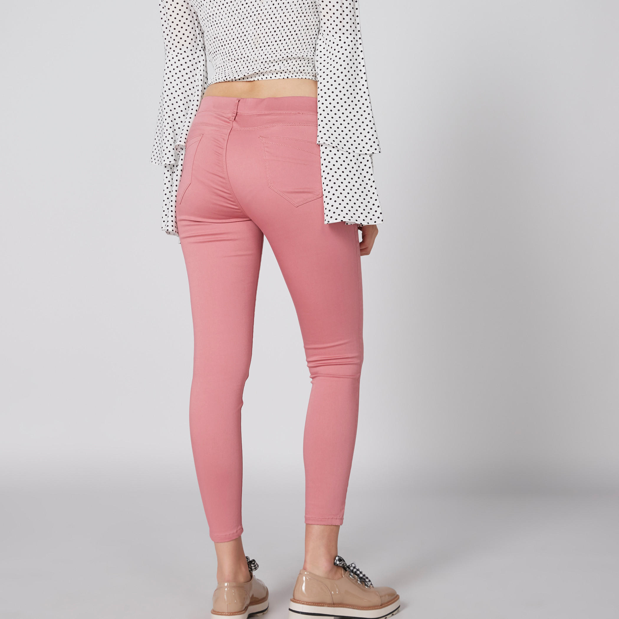 بنطال طويل بقصّة ضيّقة وخصر مطّاطي وجيوب-women-clothing-bottoms-leggings-image-2