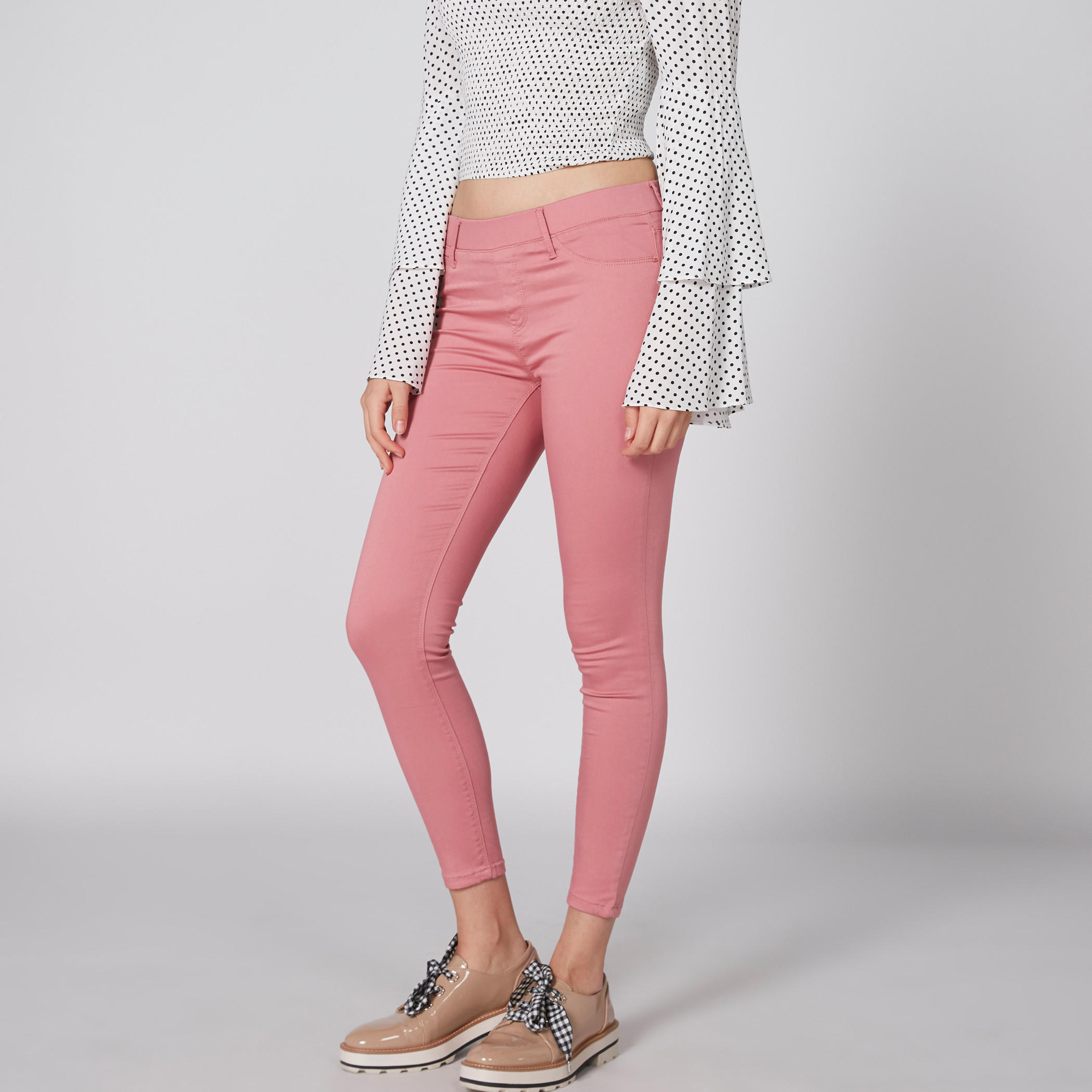 بنطال طويل بقصّة ضيّقة وخصر مطّاطي وجيوب-women-clothing-bottoms-leggings-image-3