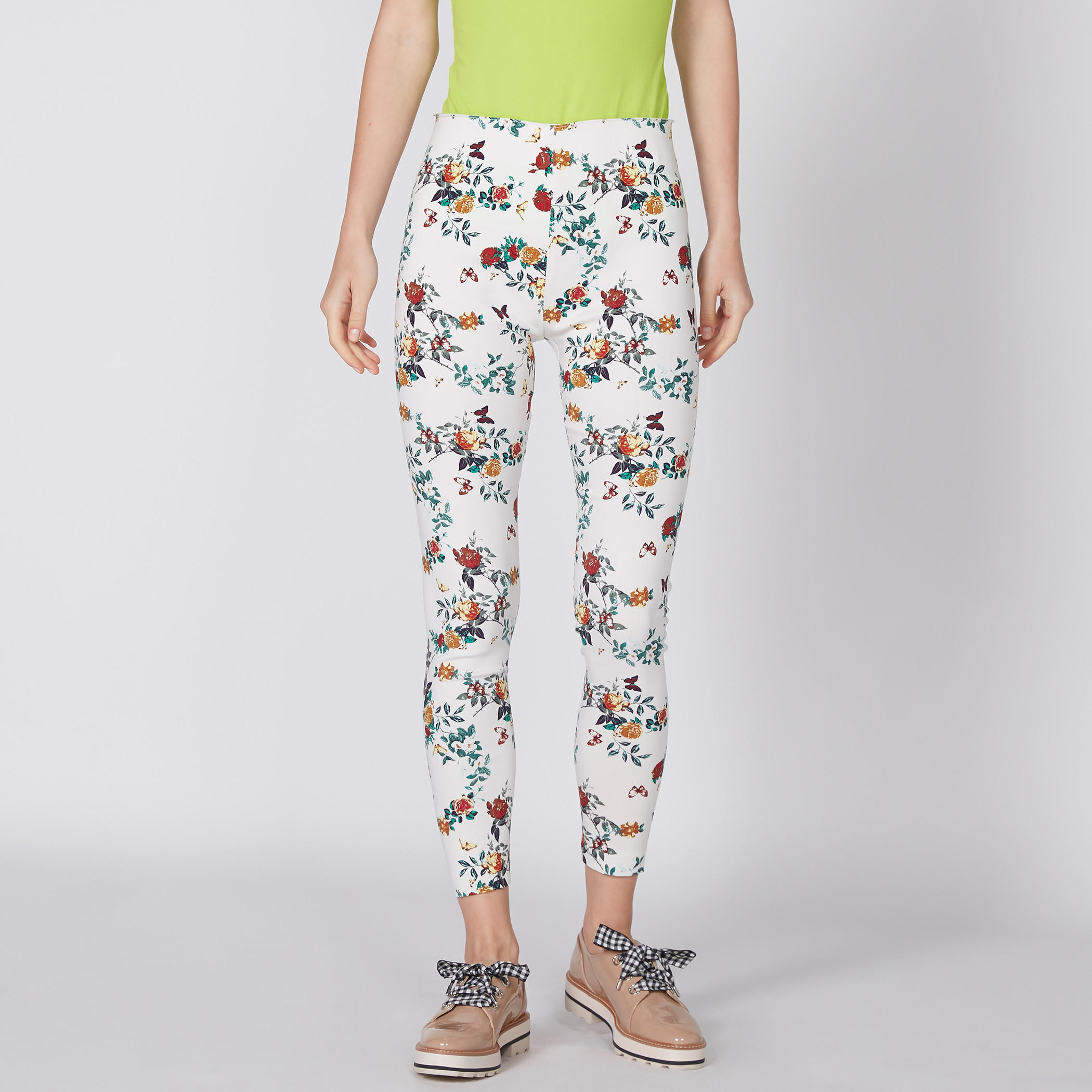 بنطال طويل بقصّة ضيّقة وخصر مطاطي مزيّن بطبعات-women-clothing-bottoms-leggings-image-1