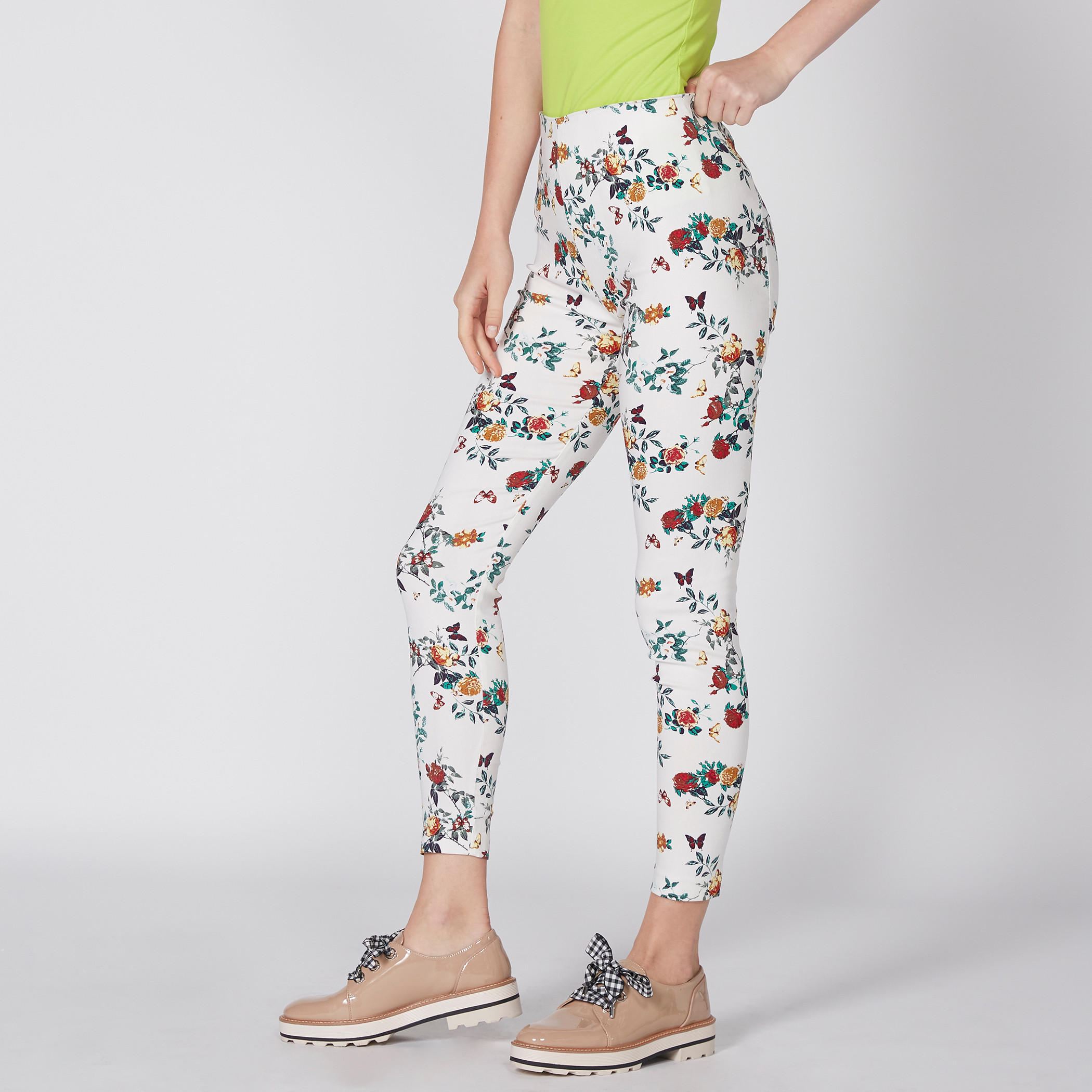 بنطال طويل بقصّة ضيّقة وخصر مطاطي مزيّن بطبعات-women-clothing-bottoms-leggings-image-3