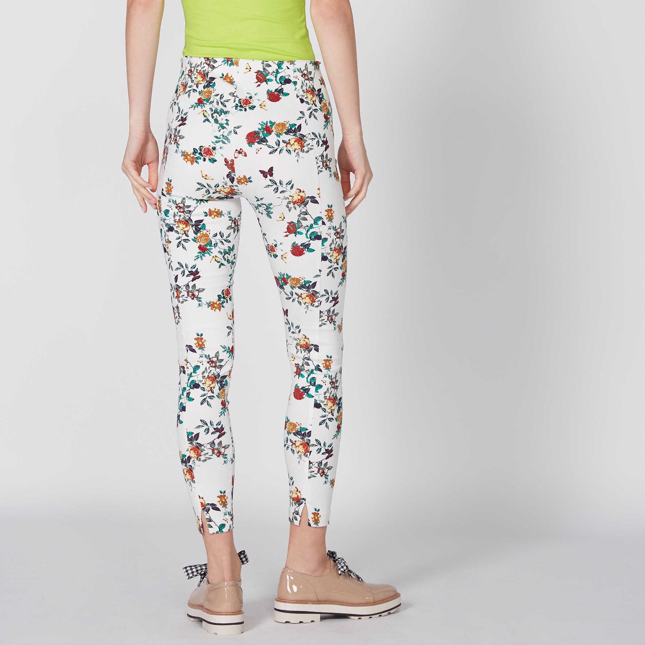 بنطال طويل بقصّة ضيّقة وخصر مطاطي مزيّن بطبعات-women-clothing-bottoms-leggings-image-5