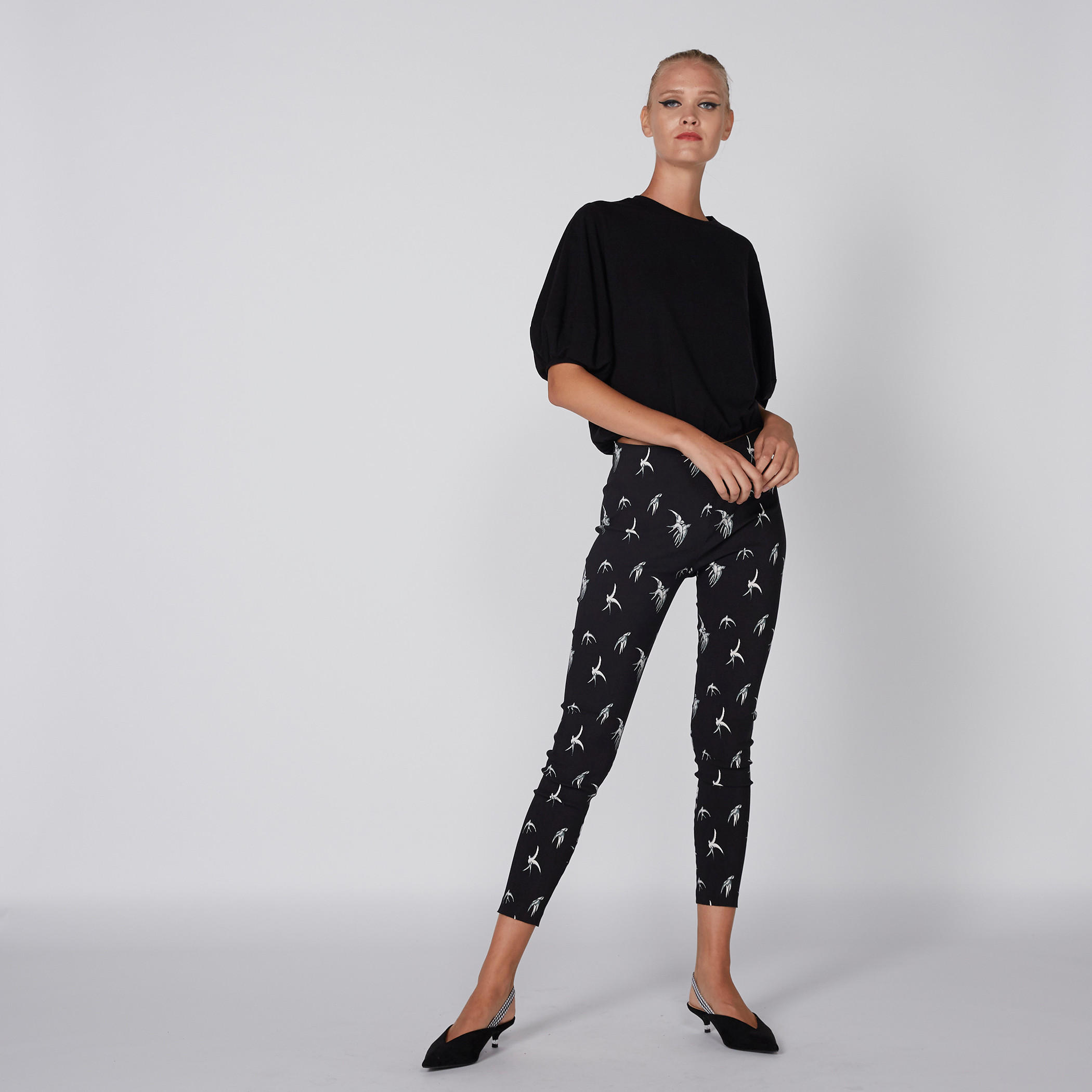 بنطال ليقنز بارتفاع متوسط وخصر مطّاطي وطبعات-women-clothing-bottoms-leggings-image-1