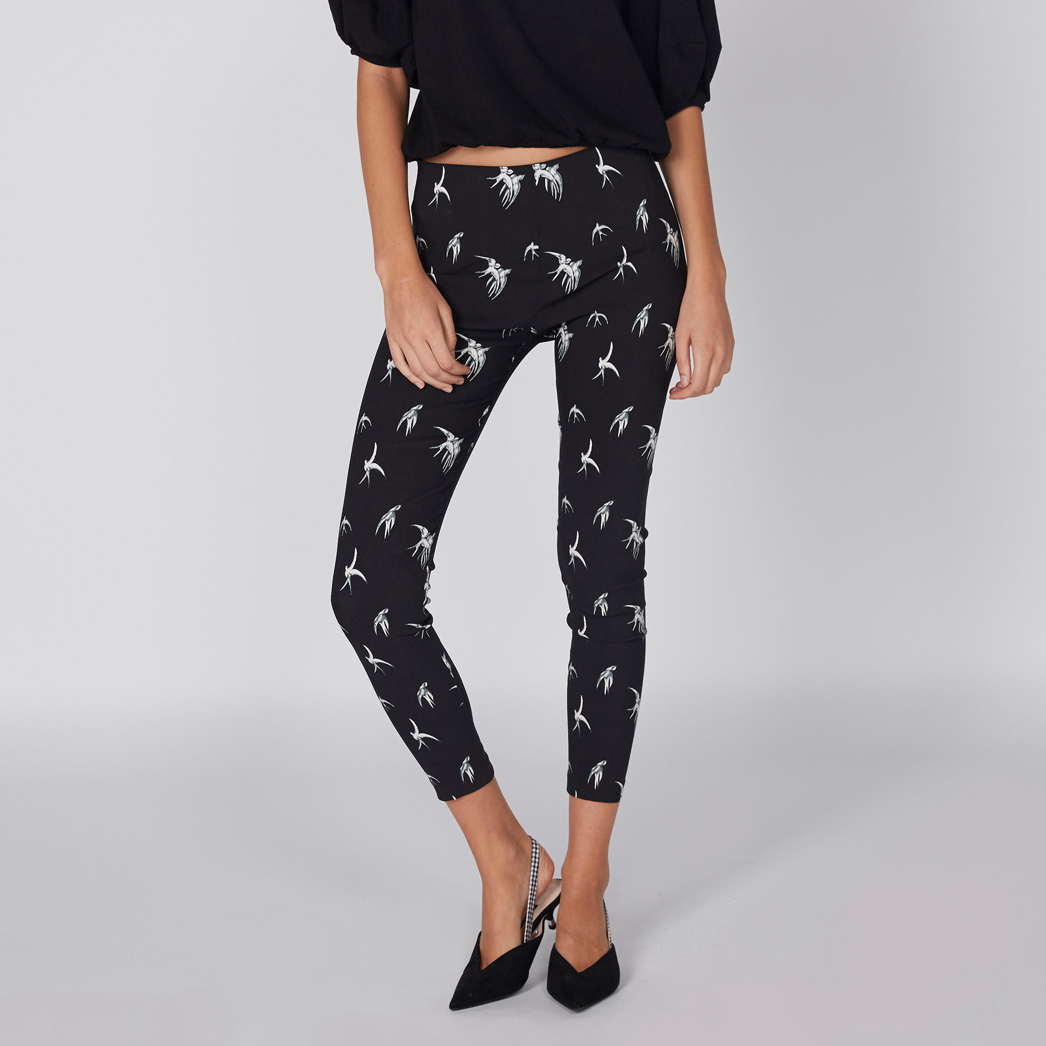 بنطال ليقنز بارتفاع متوسط وخصر مطّاطي وطبعات-women-clothing-bottoms-leggings-image-2