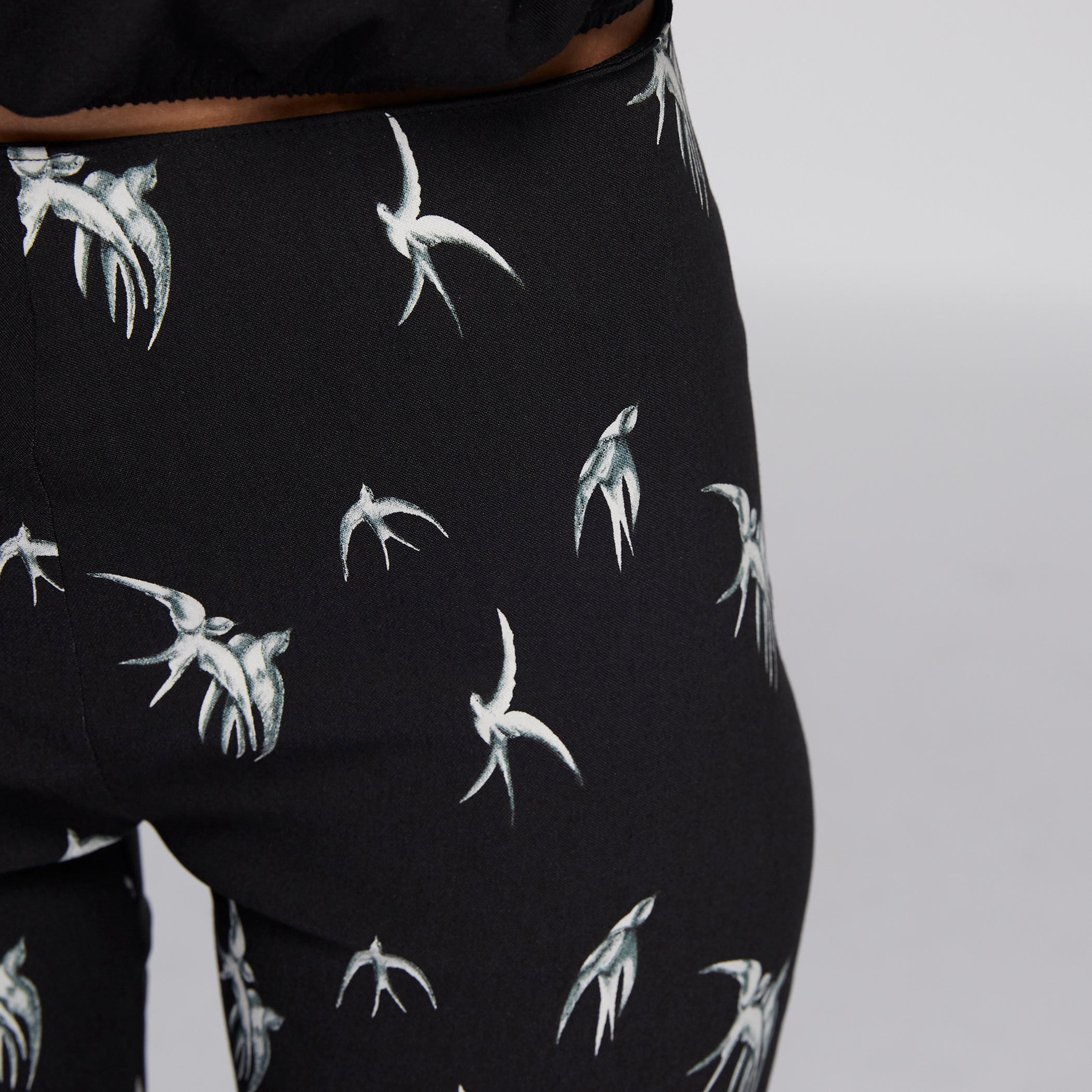 بنطال ليقنز بارتفاع متوسط وخصر مطّاطي وطبعات-women-clothing-bottoms-leggings-image-3