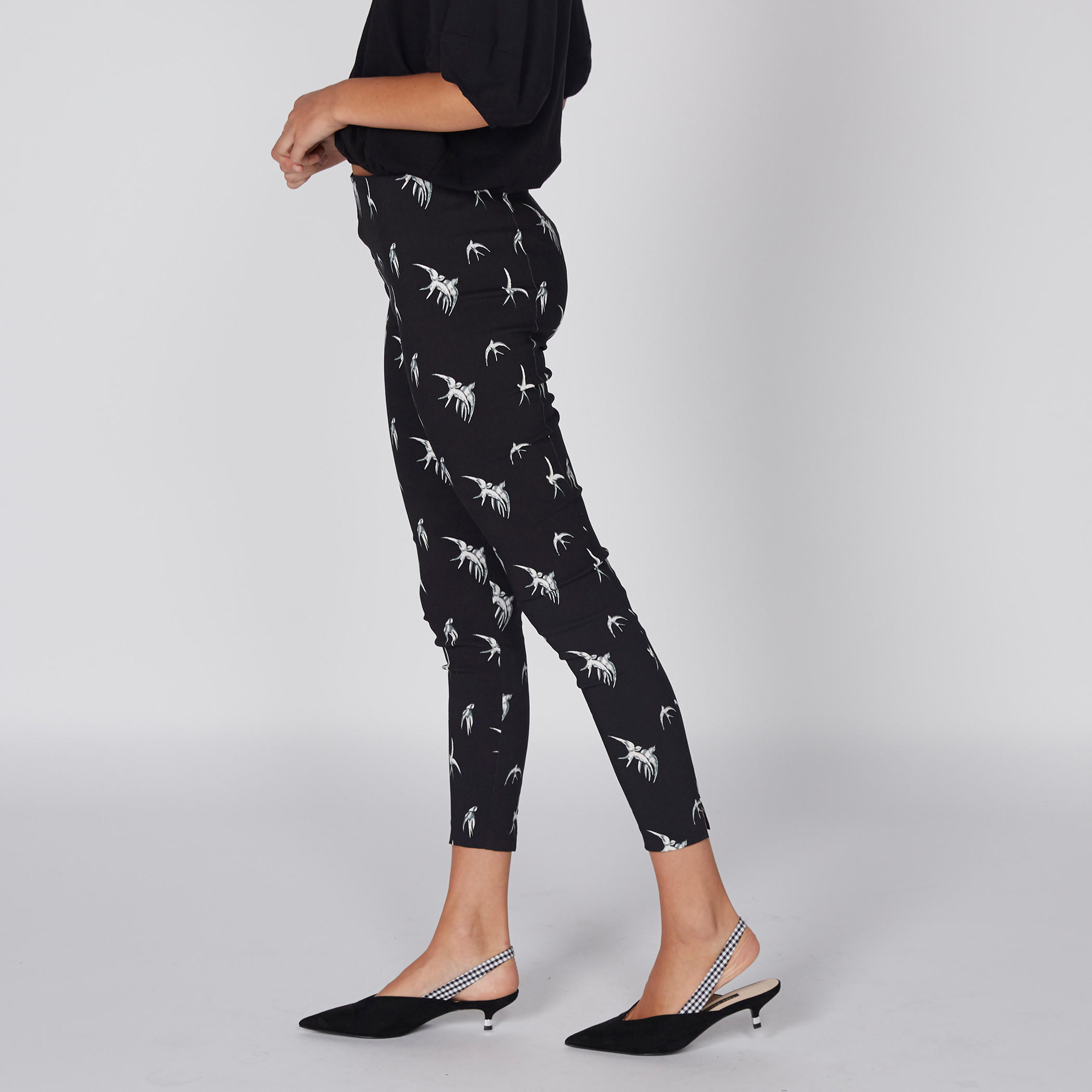 بنطال ليقنز بارتفاع متوسط وخصر مطّاطي وطبعات-women-clothing-bottoms-leggings-image-4