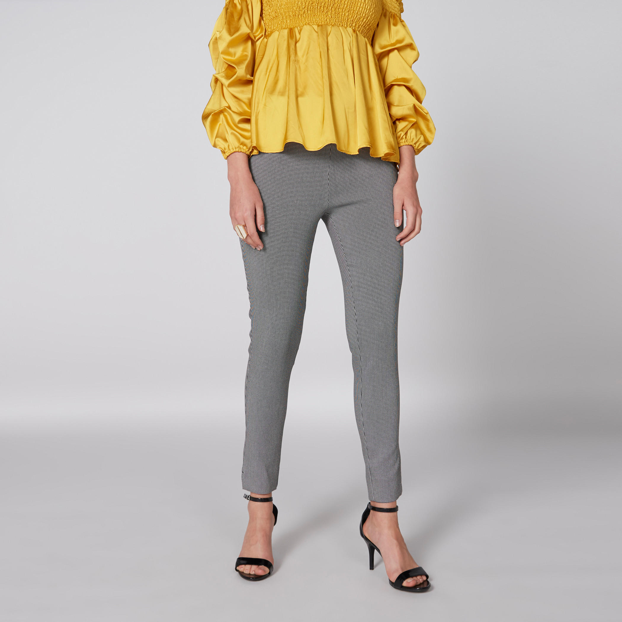بنطال كاروهات طويل بقصّة ضيّقة وخصر مطاطي-women-clothing-bottoms-leggings-image-1