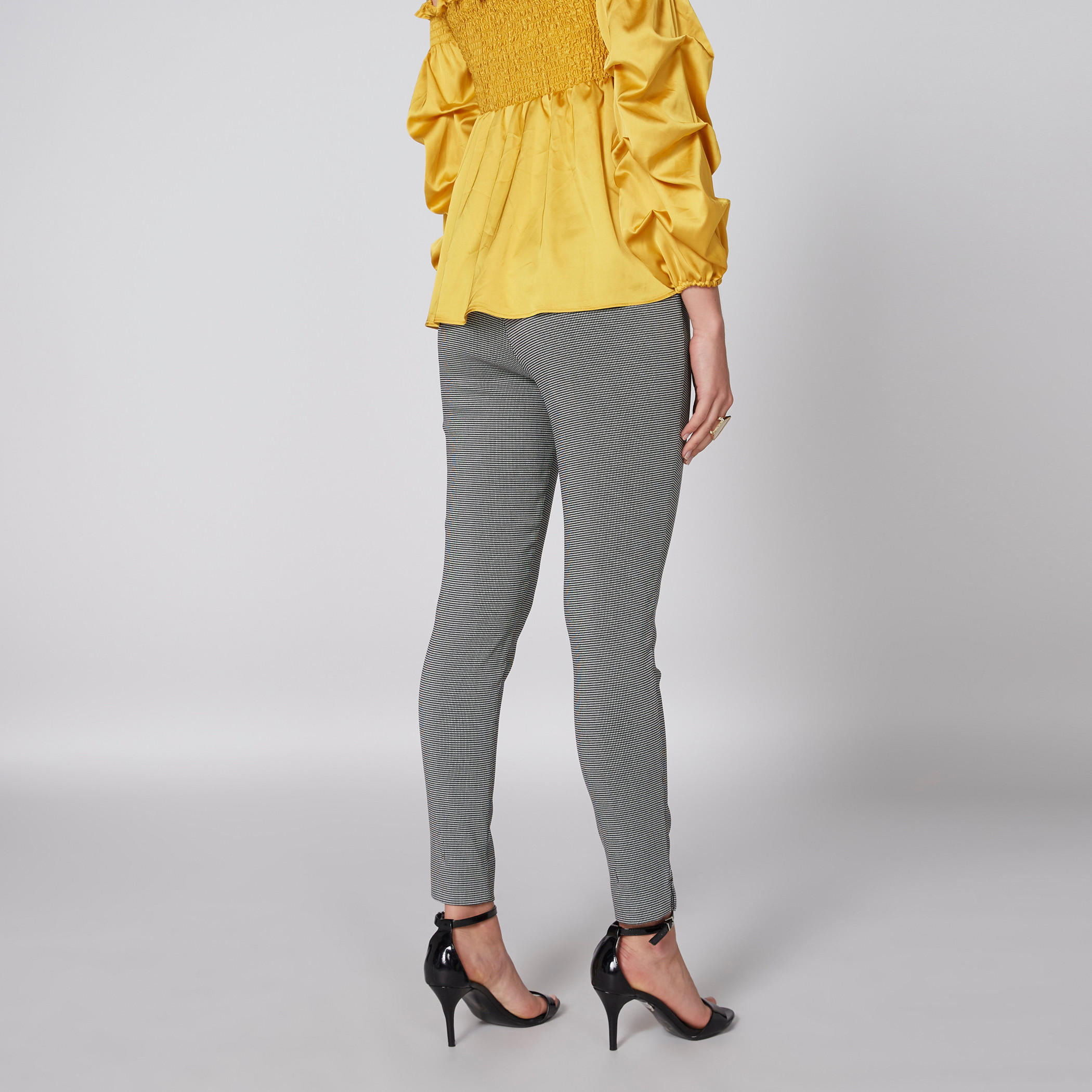 بنطال كاروهات طويل بقصّة ضيّقة وخصر مطاطي-women-clothing-bottoms-leggings-image-2