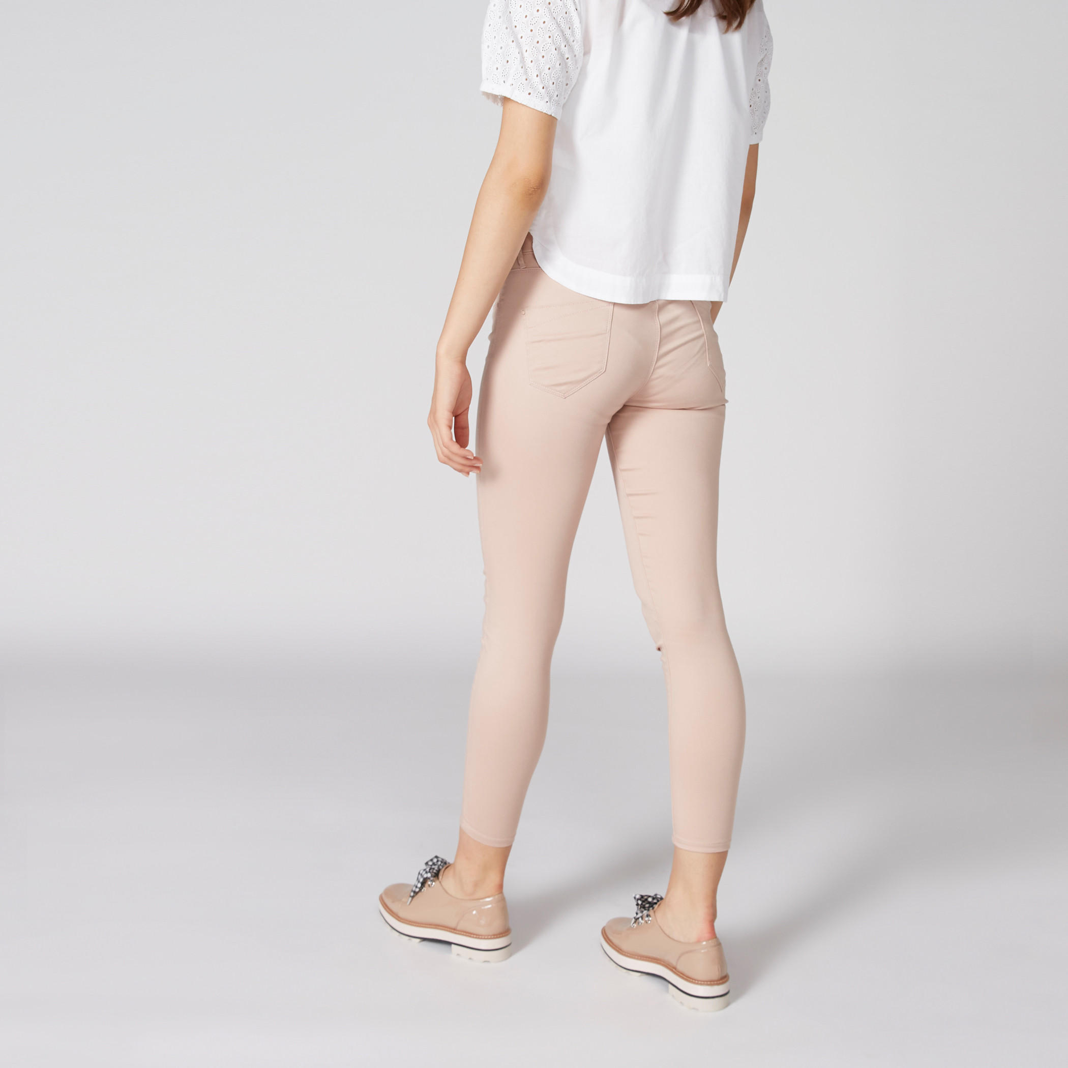 بنطال طويل بقصّة ضيّقة وخصر مطّاطي وجيوب-women-clothing-bottoms-leggings-image-2