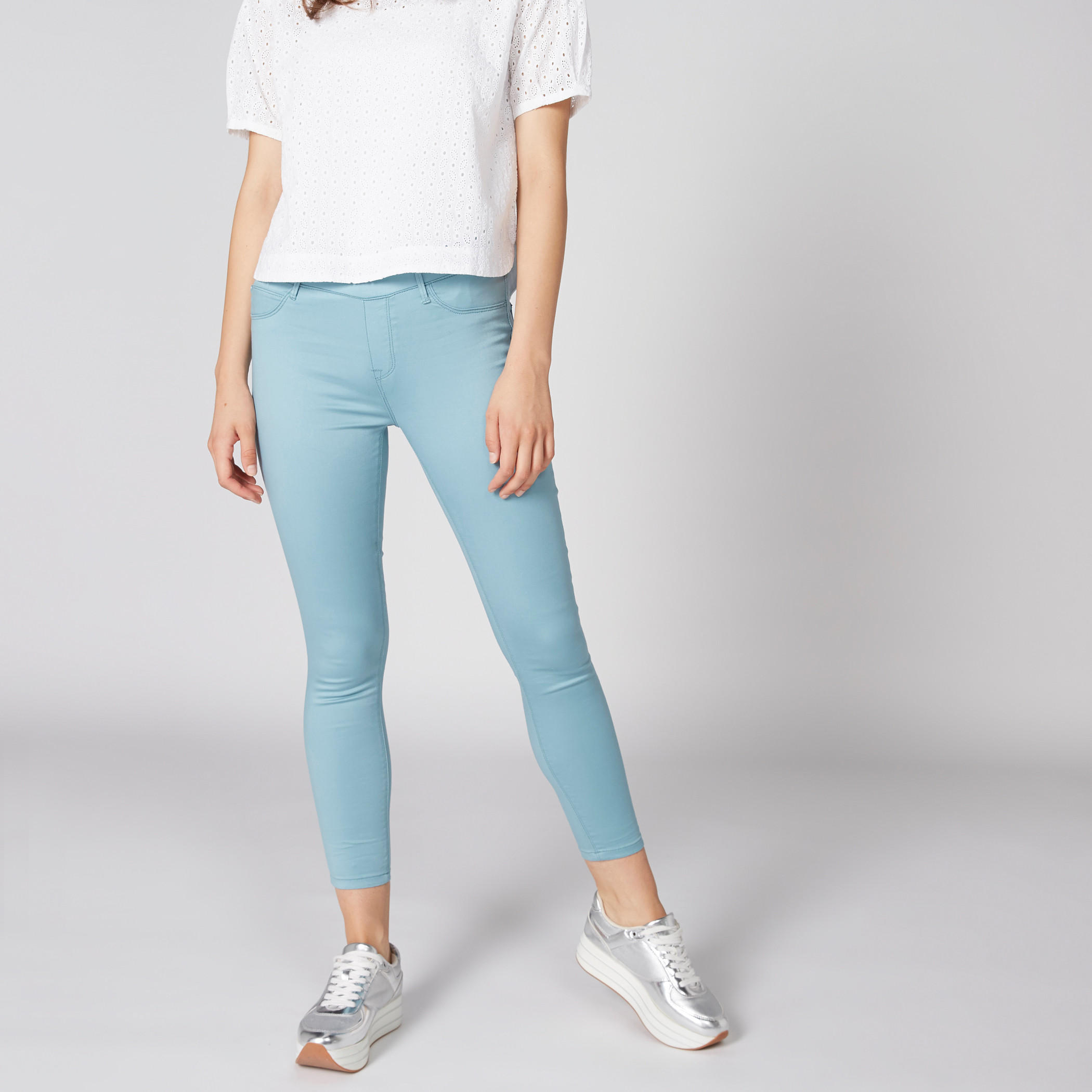 بنطال طويل بقصّة ضيّقة وخصر مطّاطي وجيوب-women-clothing-bottoms-leggings-image-1
